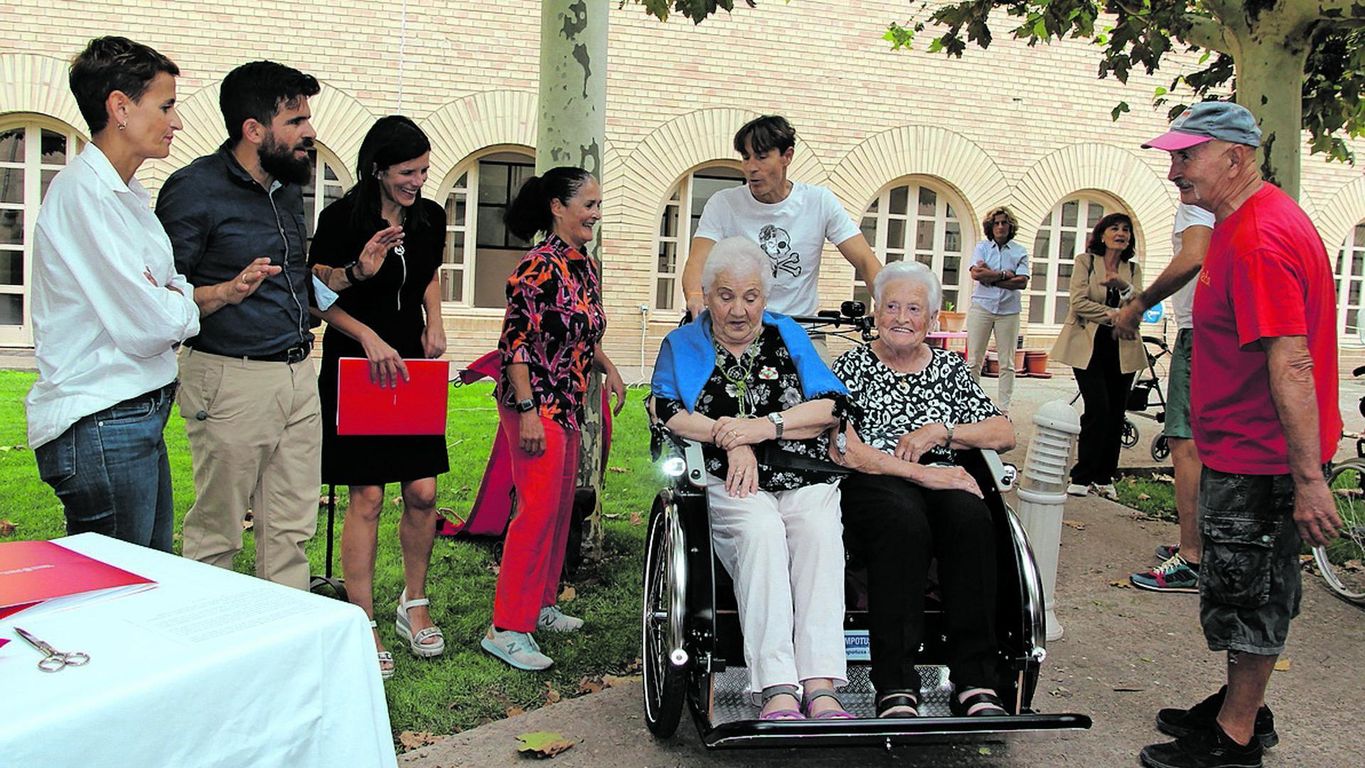 En la imagen, las residentes de la Real Casa de Misericordia de Tudela Natividad García Izquierdo y Rosi Lasheras García, primeras en pasear en la Yayacleta presentada ayer. A la izquierda, la presidenta del Gobierno foral María Chivite, Abel del Rey (Recicleta), Berta Miranda y Cristina Gallo