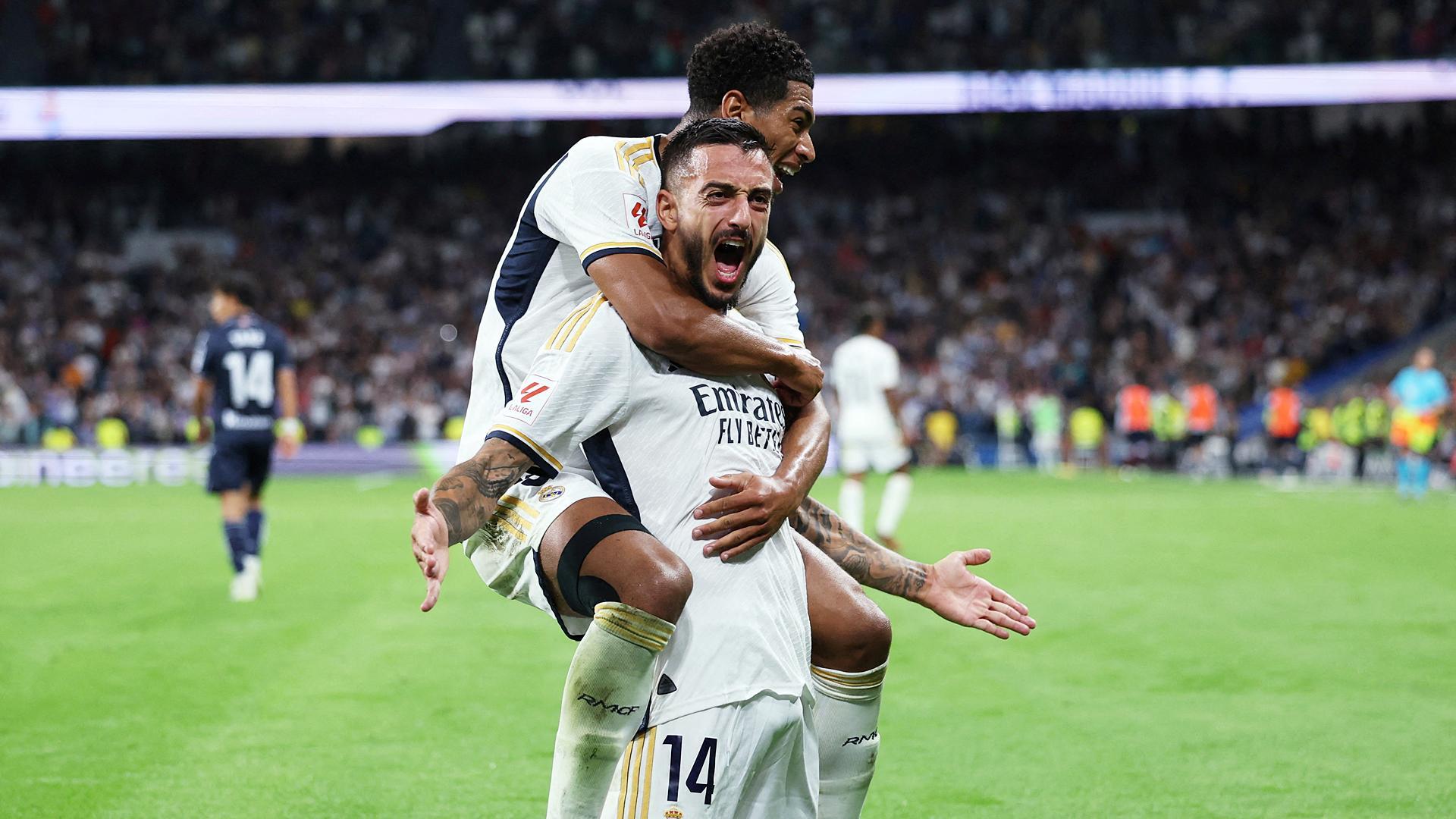Joselu recibe las felicitaciones de Jude Bellingham tras anotar el tanto que daba la victoria al Real Madrid contra la Real Sociedad