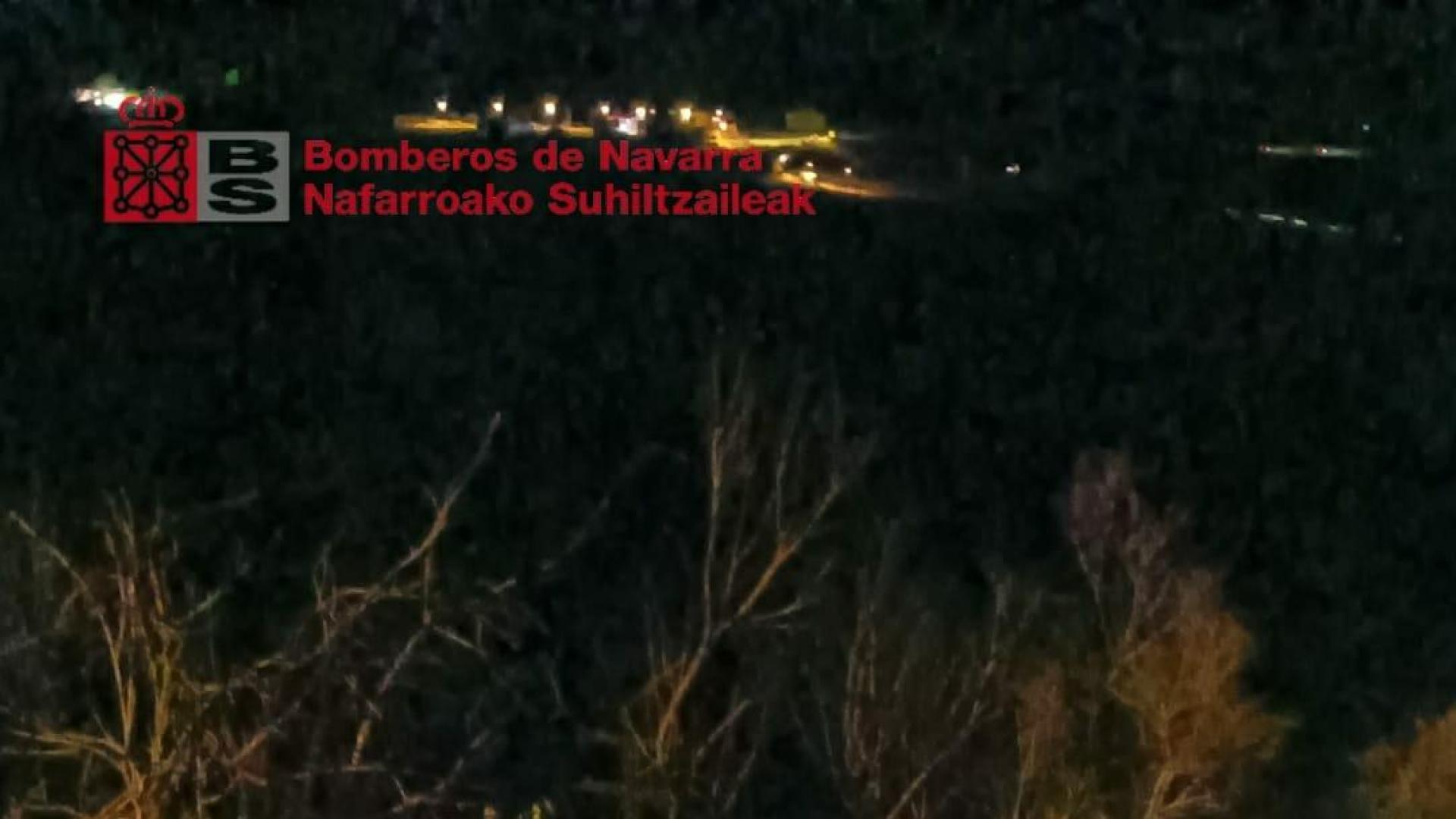 Labores de extinción de un incendio que se había declarado este domingo en una zona cercana al casco urbano de Cárcar