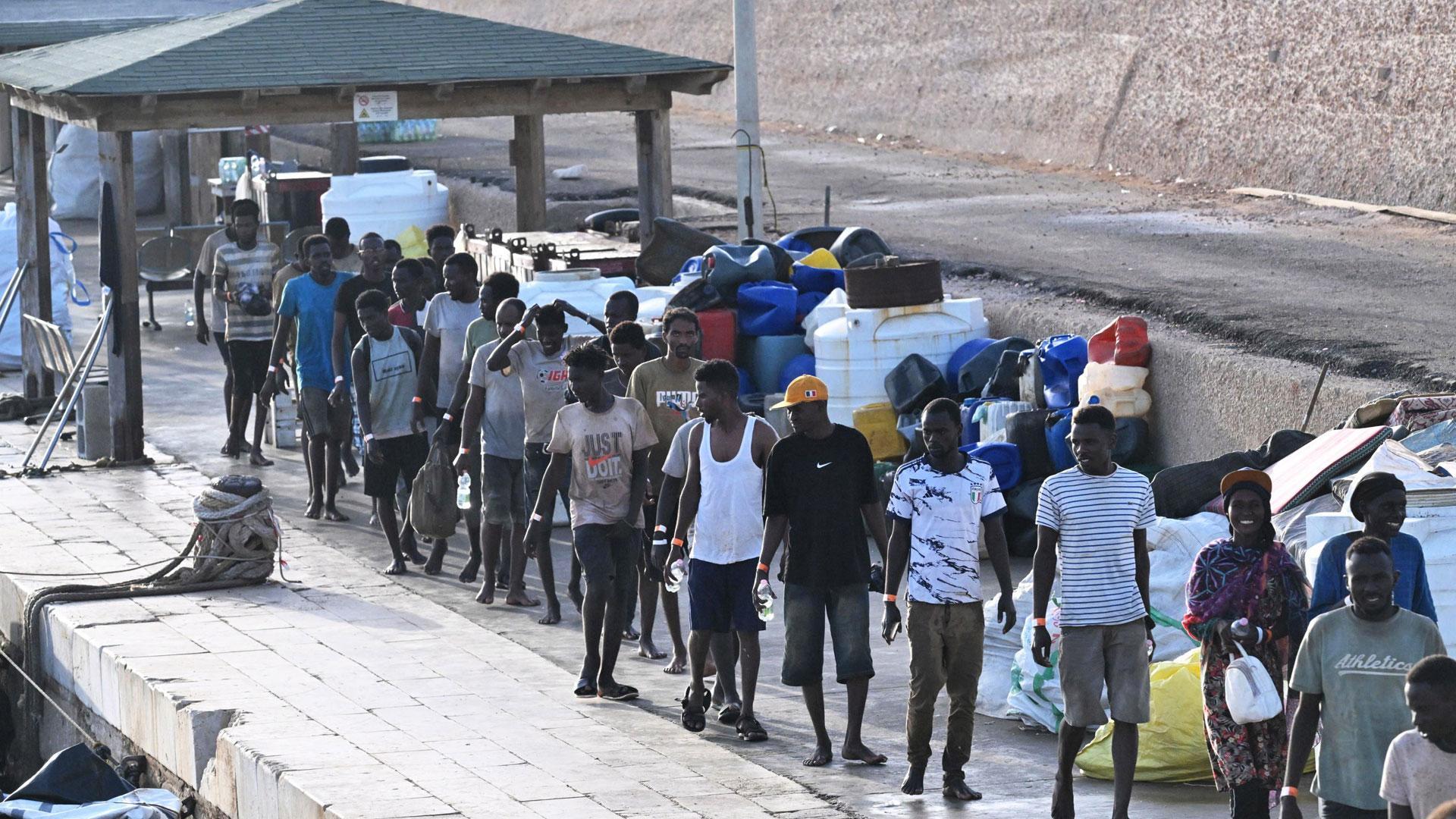 Inmigrantes recién llegados a la isla de Lampedusa, sur de Italia, tras ser rescatados por la Guardia Costera
