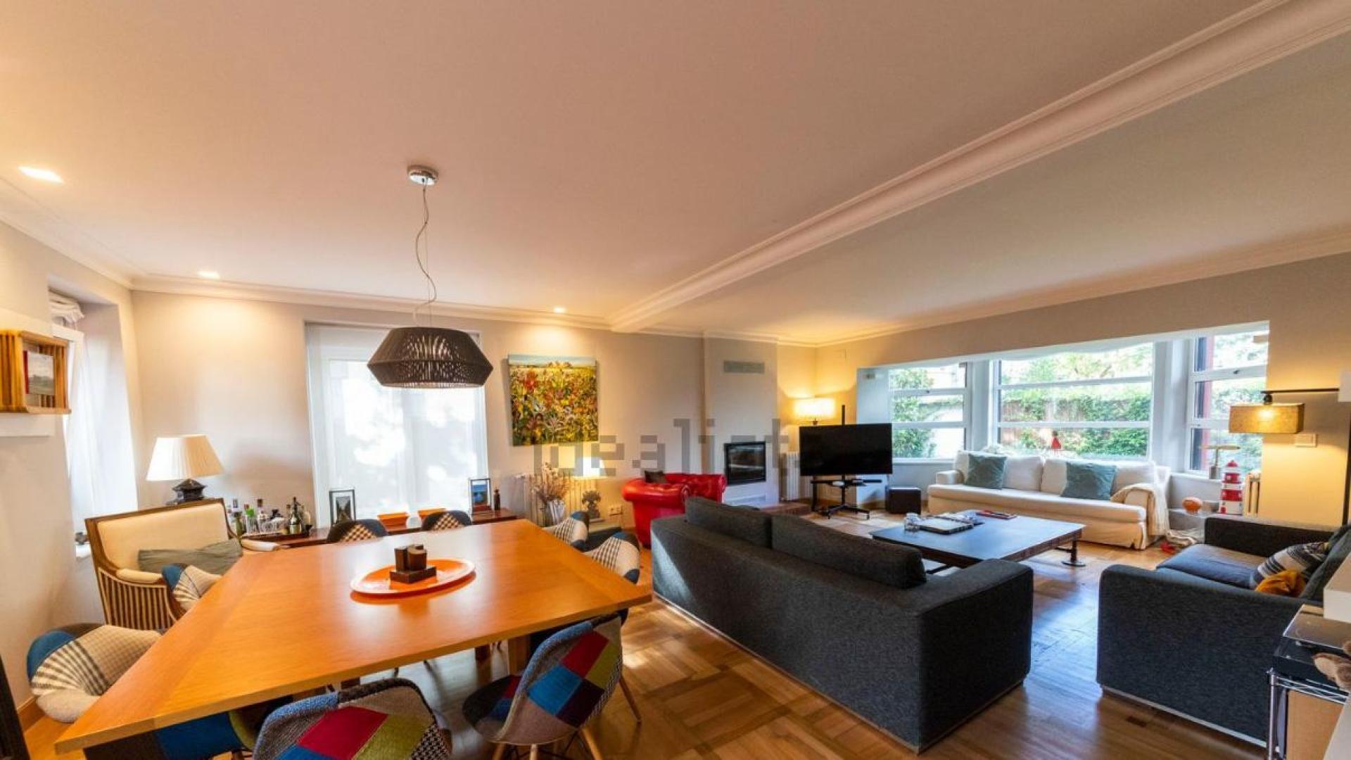 Salón de la casa a la venta en la calle Valle de Salazar
