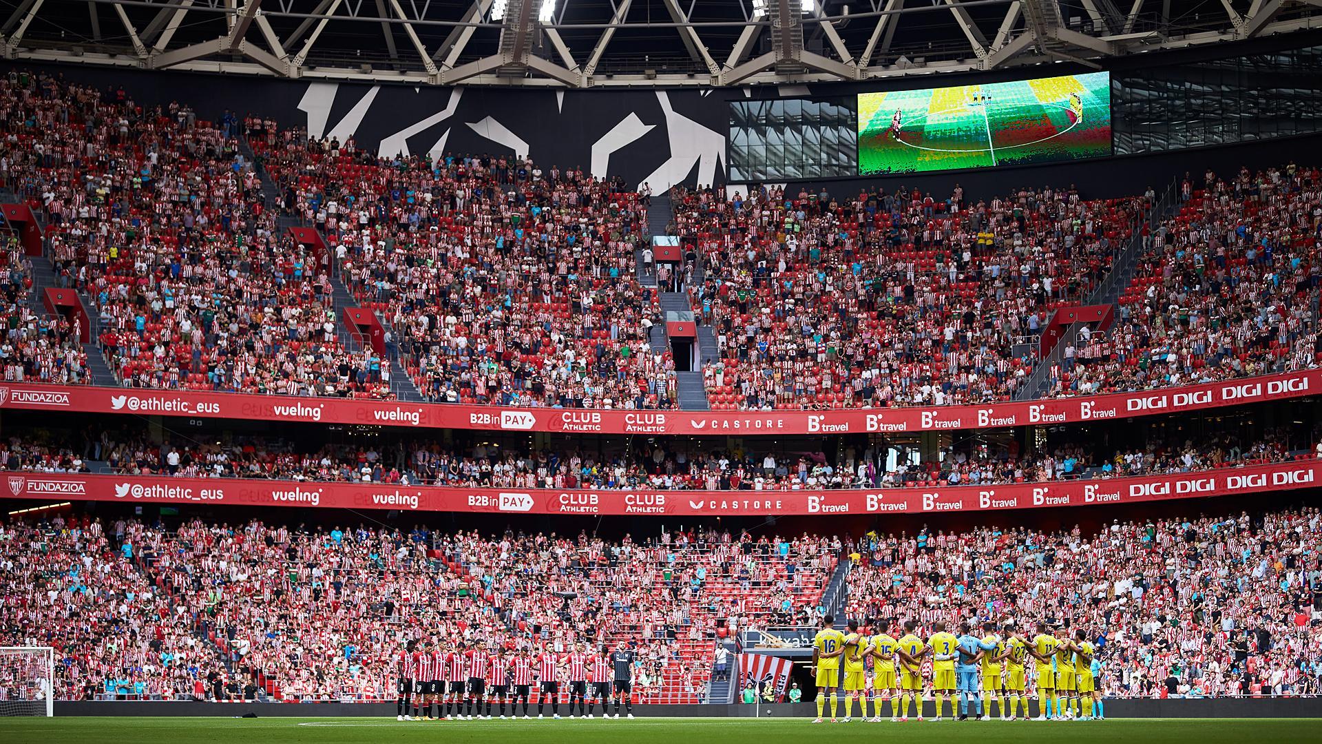 Jugadores de Athletic y Cádiz durante el minuto de silencio antes del encuentro de la Jornada 5 en San Mamés