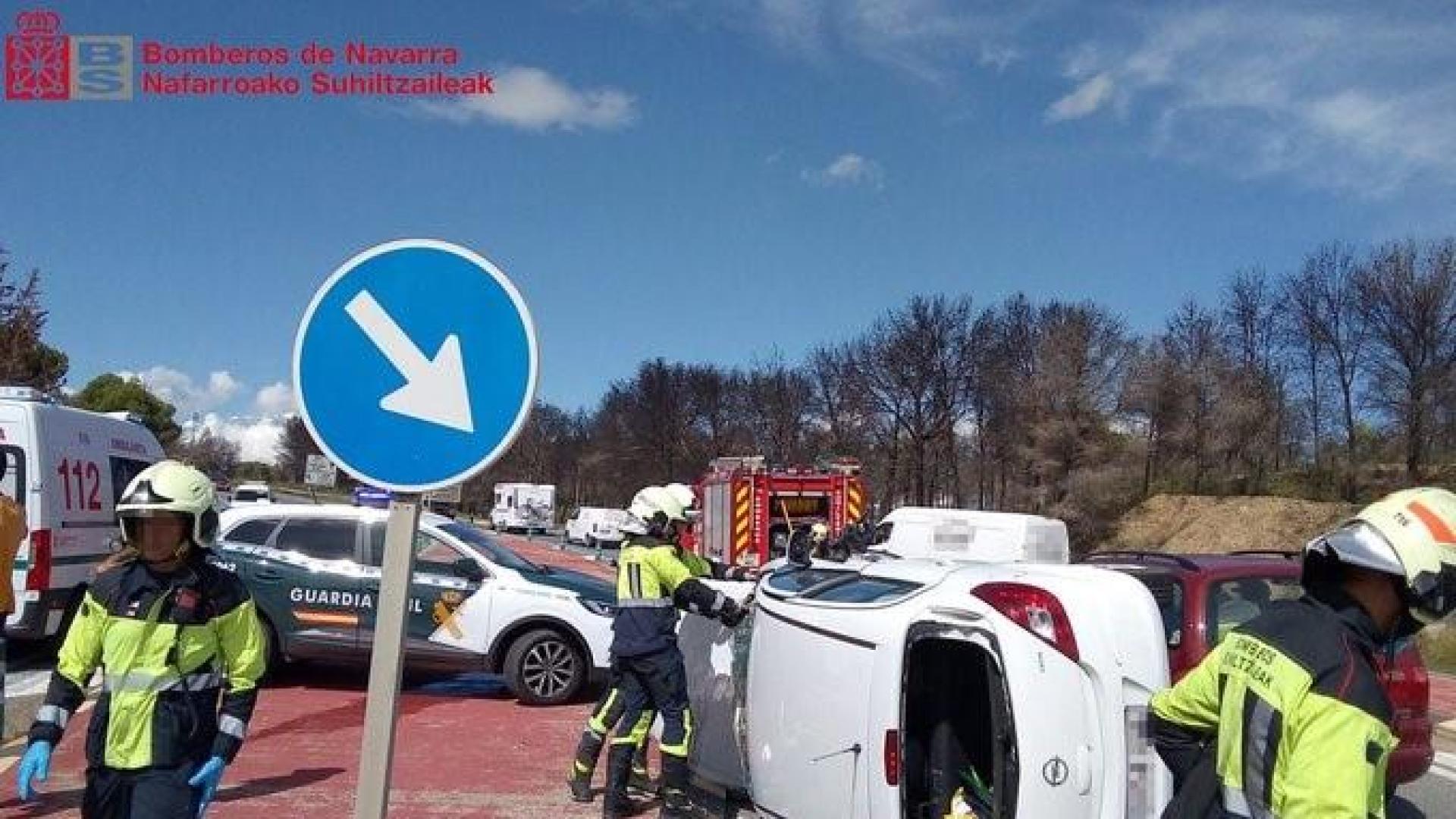 Uno de los vehículos ha quedado volcado sobre la carretera