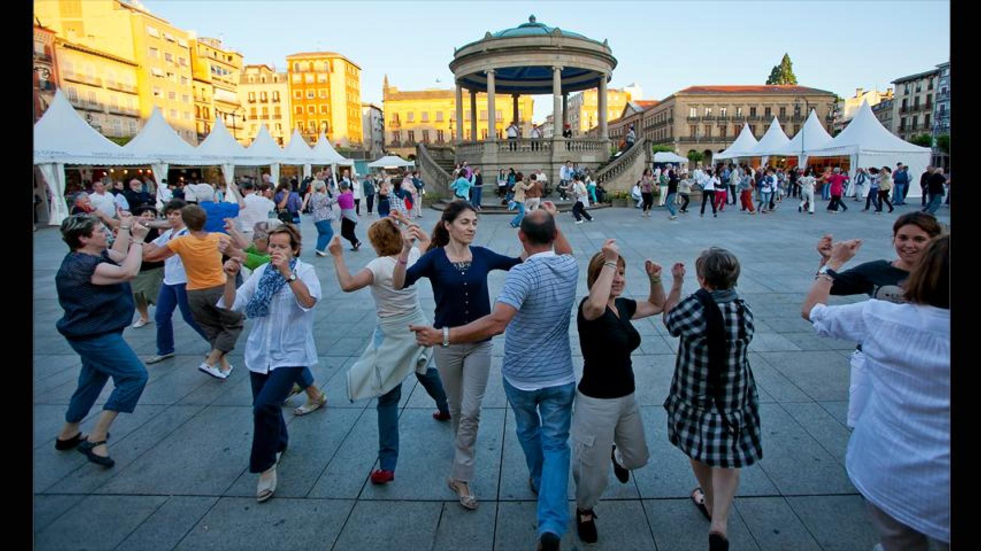 Como cada martes y jueves, la Plaza del Castillo acoge los bailables de txistu y gaita,