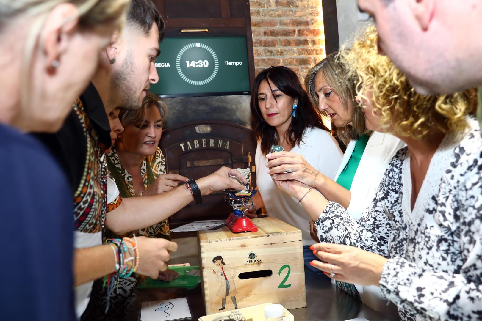 La alcaldesa de Pamplona, Cristina Ibarrola, participó con profesores en uno de los juegos de las nuevas visitas, denominado proyecto 'Bakery Room Taberna'