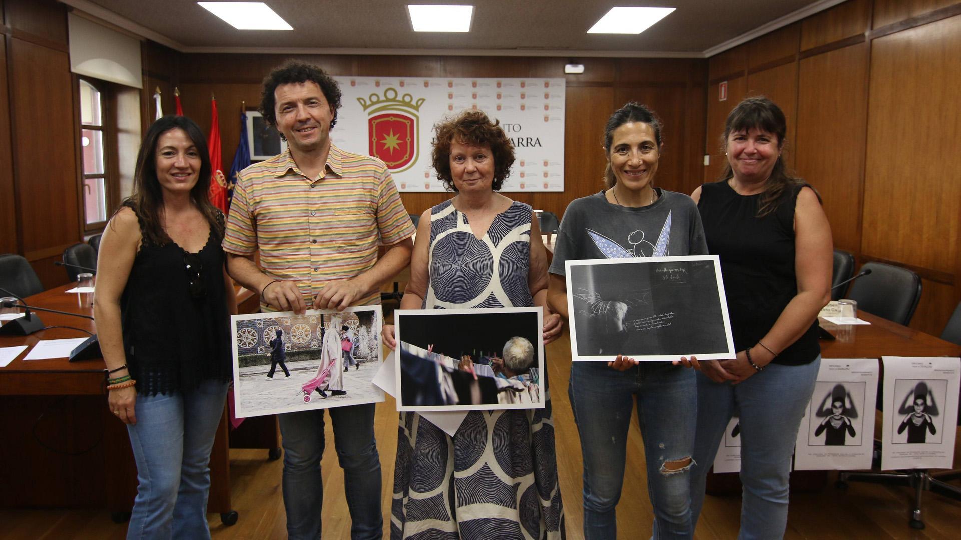 Los ganadores del certamen con las responsables del área
