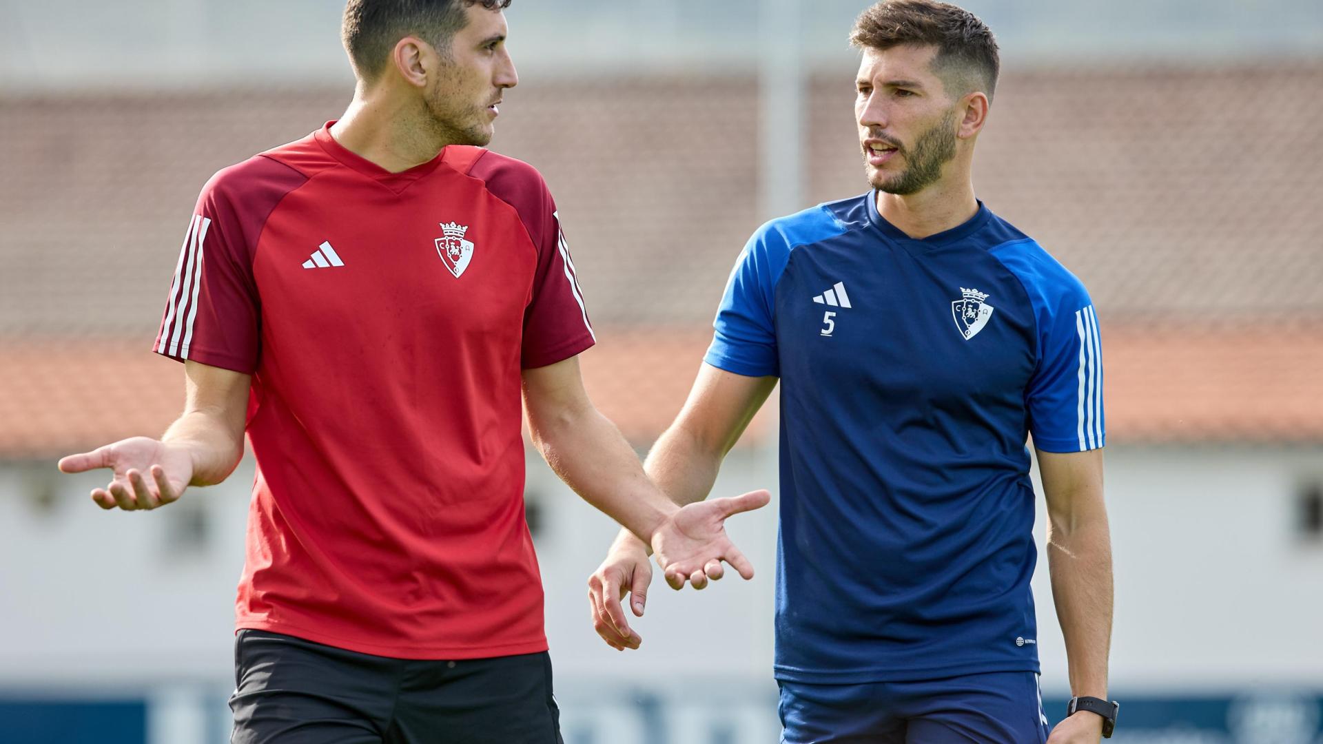 Sergio Herrera y David García conversan en la sesión de recuperación que tuvo lugar ayer en Tajonar
