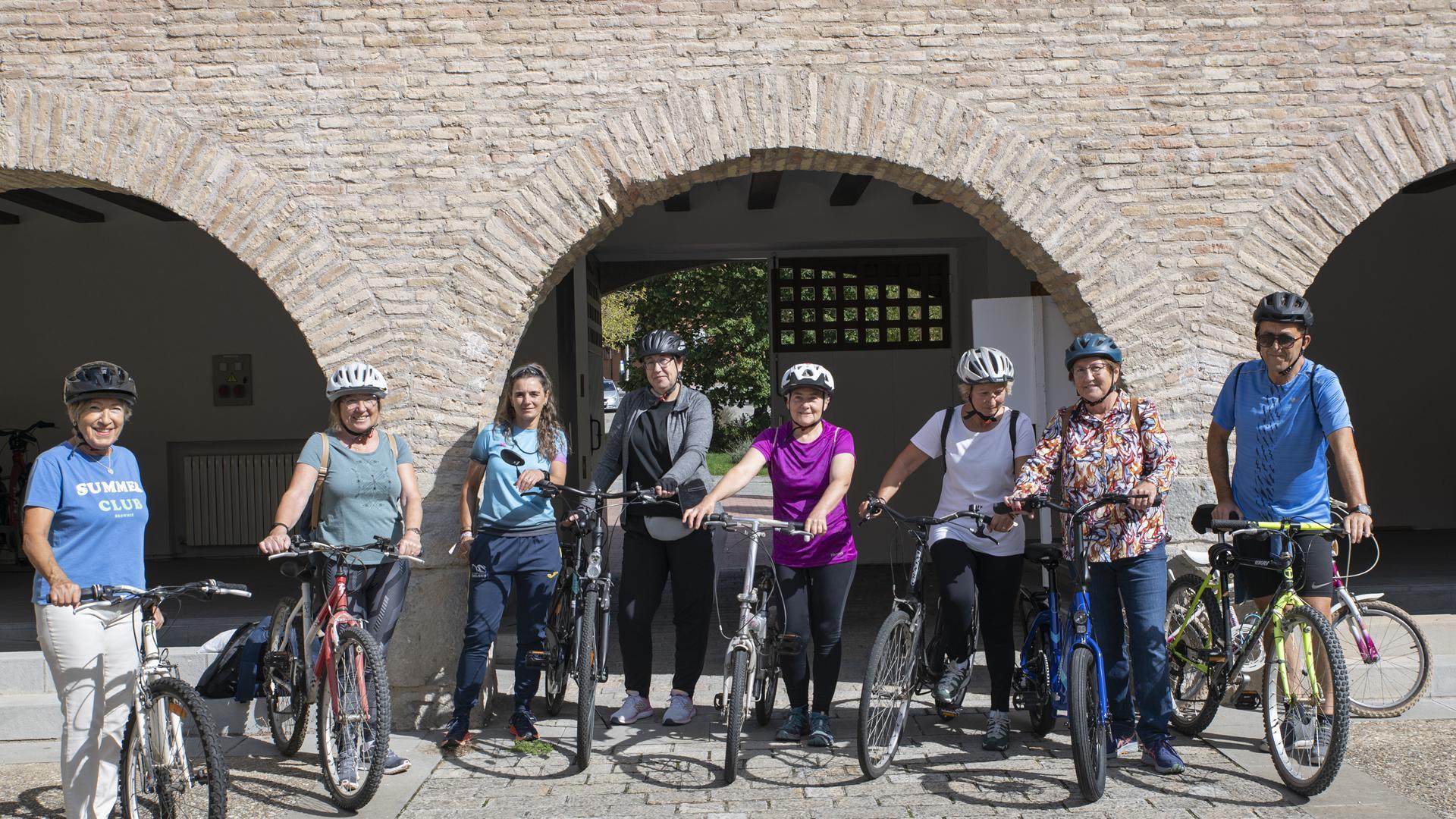 Las aprendices Socorro Pérez, Uxua Flores, Charo Jiménez, Merche López, Yolanda, Roque y María Jesús Urra junto con la especialista en bicicleta, Erkuden Almagro.