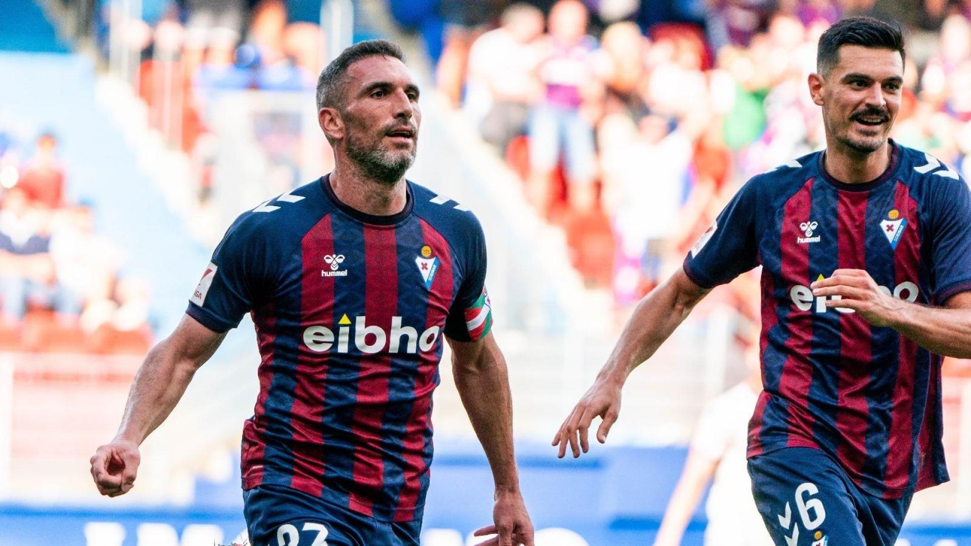 Anaitz Arbilla festeja su gol, el segundo del Eibar frente al Racing de Ferrol.