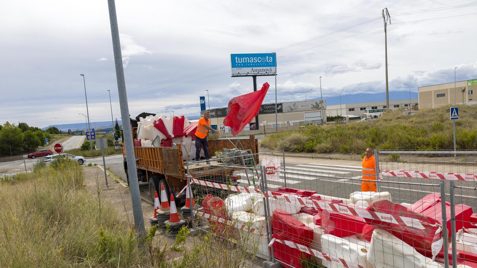 Operarios preparan las balizas para la obra en la rotonda de ‘Covegan’, al fondo de la imagen