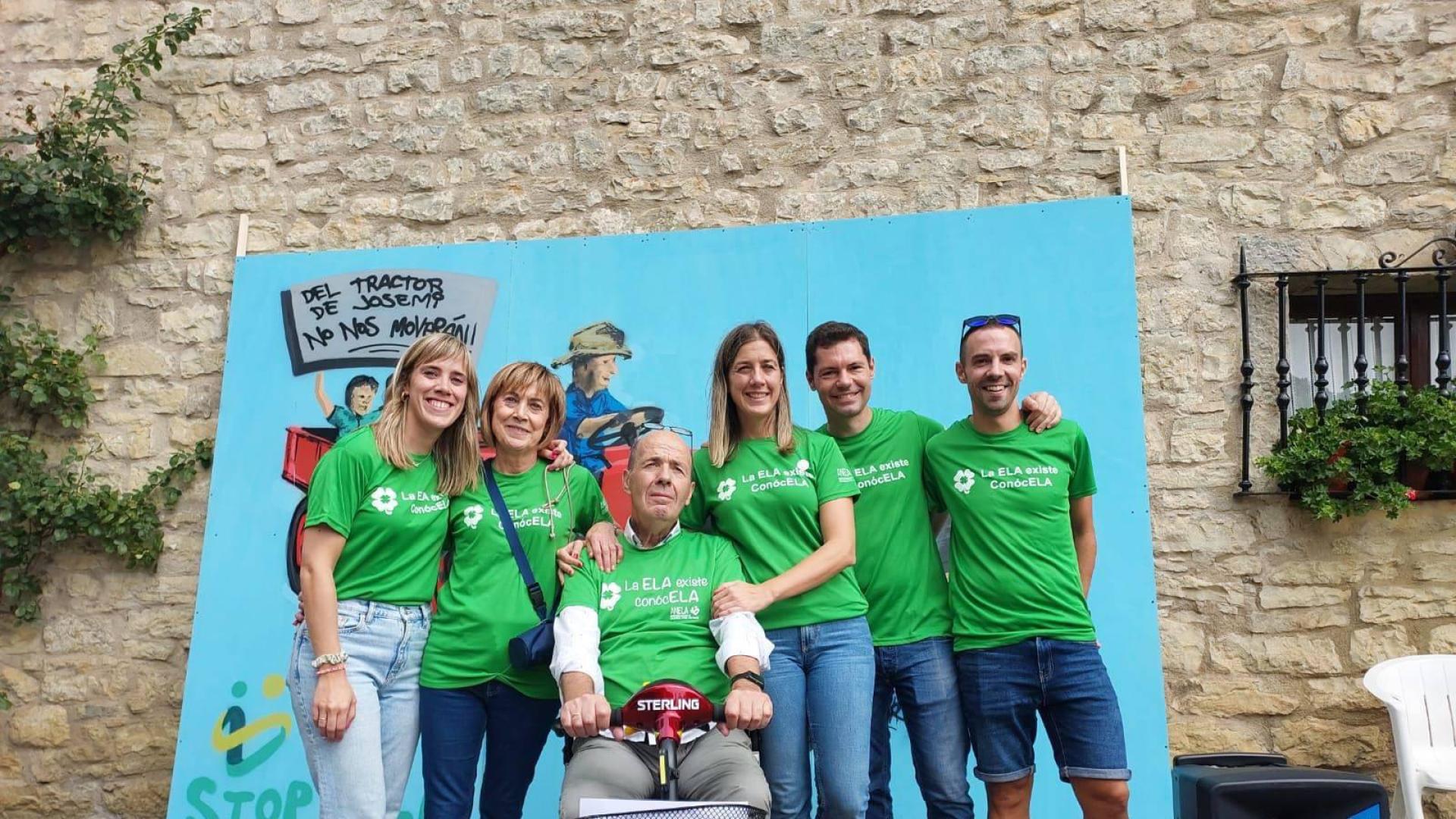 Desde la izquierda, Andrea Equiza, Tere Martínez, José Miguel Equiza, Marta Equiza y su pareja, Antonio García, y Iosu Flores, marido de Andrea Equiza, posan durante la jornada celebrada el sábado en la que también reivindicaron la ley ELA, pendiente desde 2022.