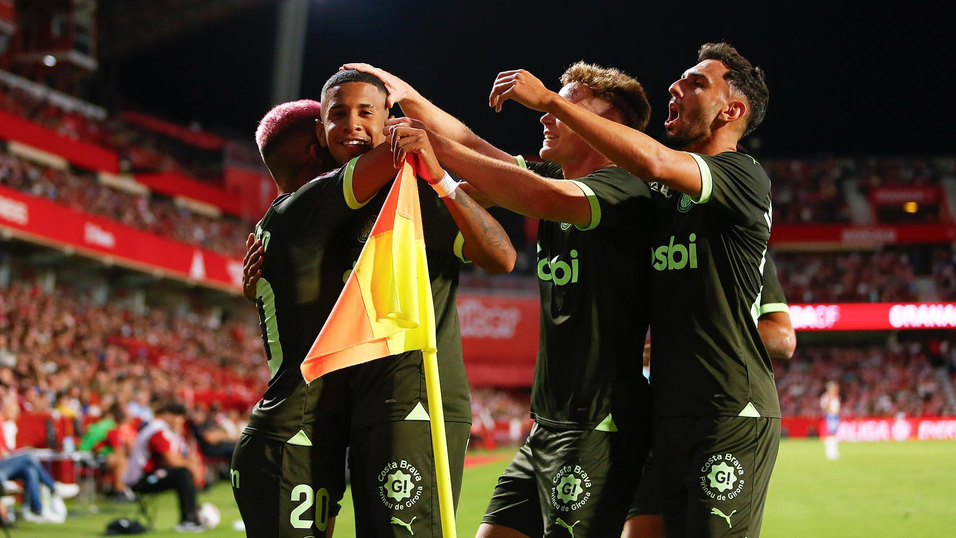 Los jugadores del Girona felicitan a Savinho, que sujeta el banderín, tras anotar el segundo tanto de su equipo
