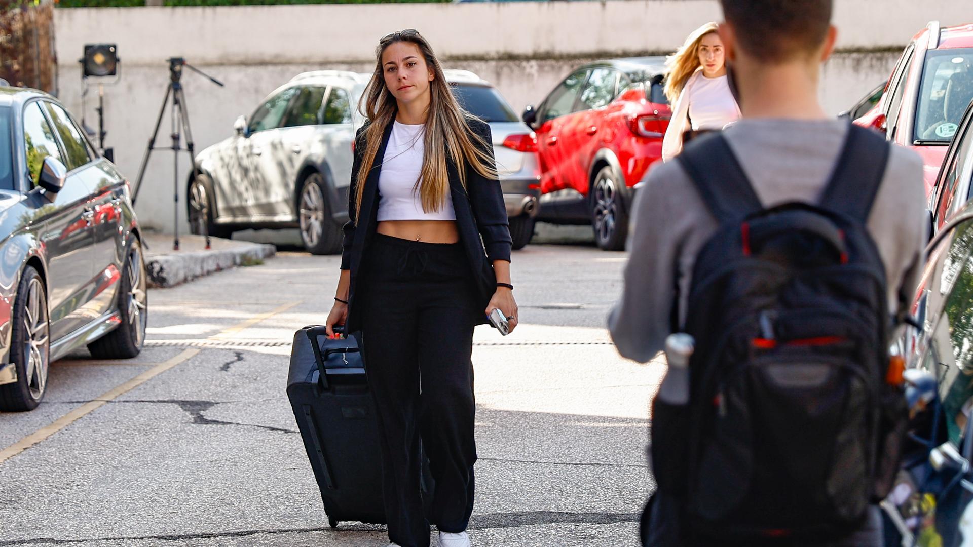Las jugadoras internacionales españolas Athenea del Castillo (i) y Olga Carmona (al fondo) llegan al Hotel Tryp Alameda de Barajas (Madrid)