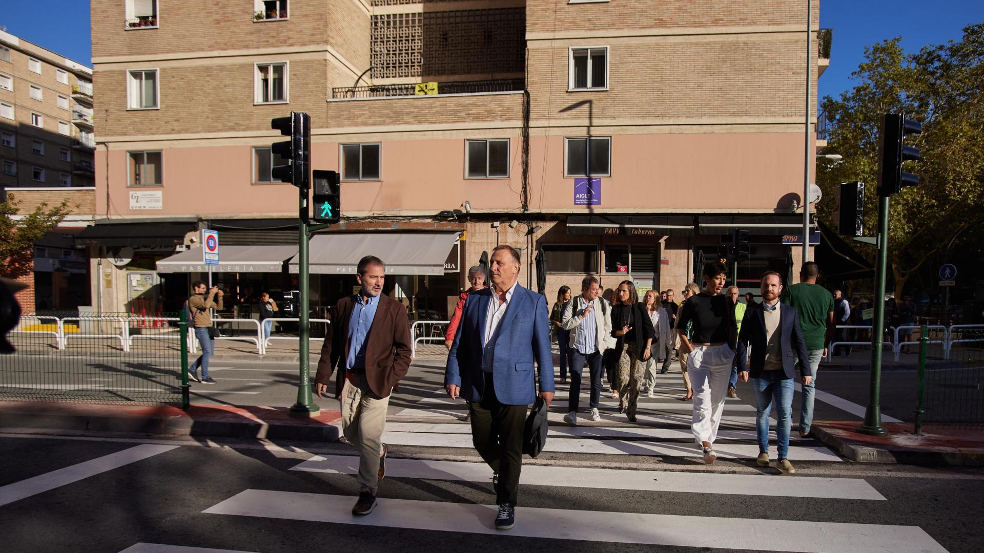 Inauguración de los pasos de cebra del barrio de San Jorge. En primera fila a la derecha, el concejal Javier Labairu (UPN). Detrás, con mochila, Mikel Armendáriz (Geroa Bai)