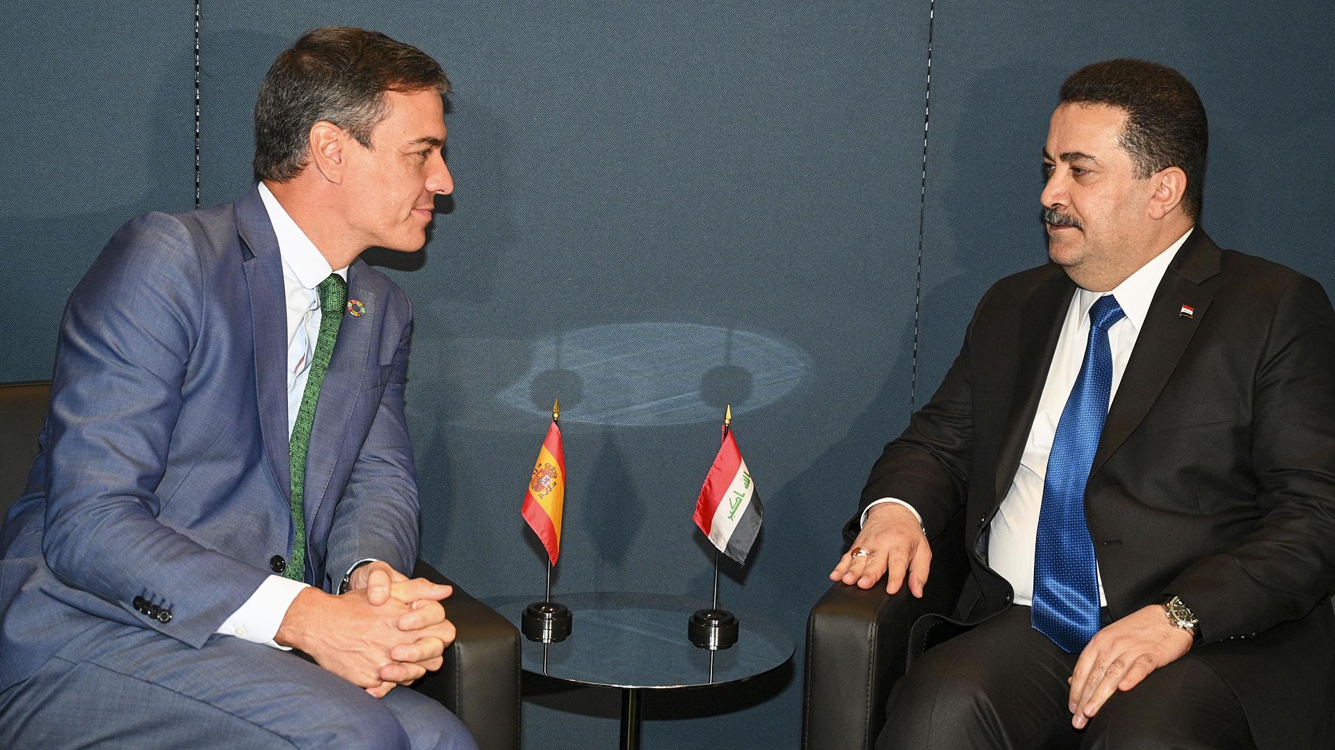 El presidente del Ejecutivo español en funciones, Pedro Sánchez (izda.) conversa con el primer ministro de Irak, Mohamed Shia al Sudani