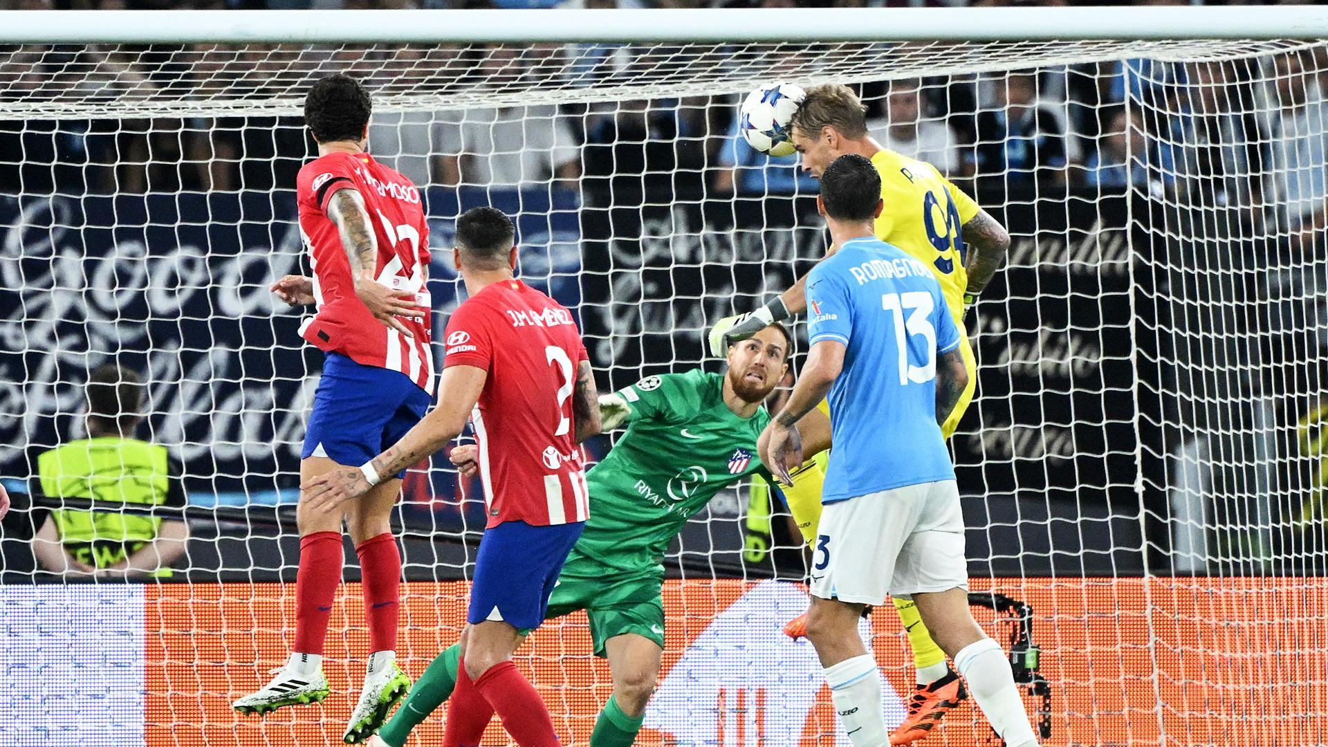Momento en el que el meta del Lazio, Ivan Provedel, cabecea a gol en la última jugada del encuentro