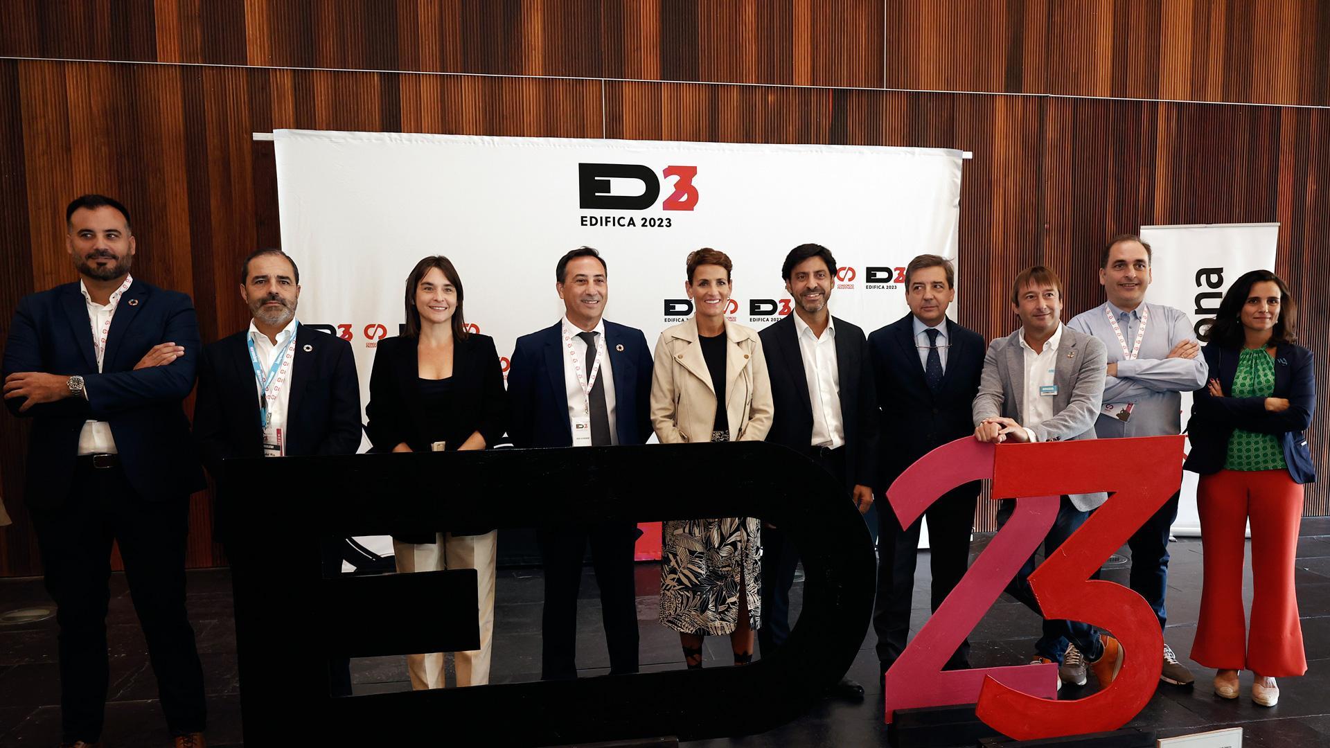 La presidenta del Gobierno de Navarra, María Chivite (5i), la consejera de Vivienda Begoña Alfaro (3i), el presidente de Edifica en el Consorcio Passivhaus, Koldo Monreal (3d) y el director general de vivienda del Gobierno de España, Francisco Javier Martín (5d) durante el acto de apertura la Feria Edifica