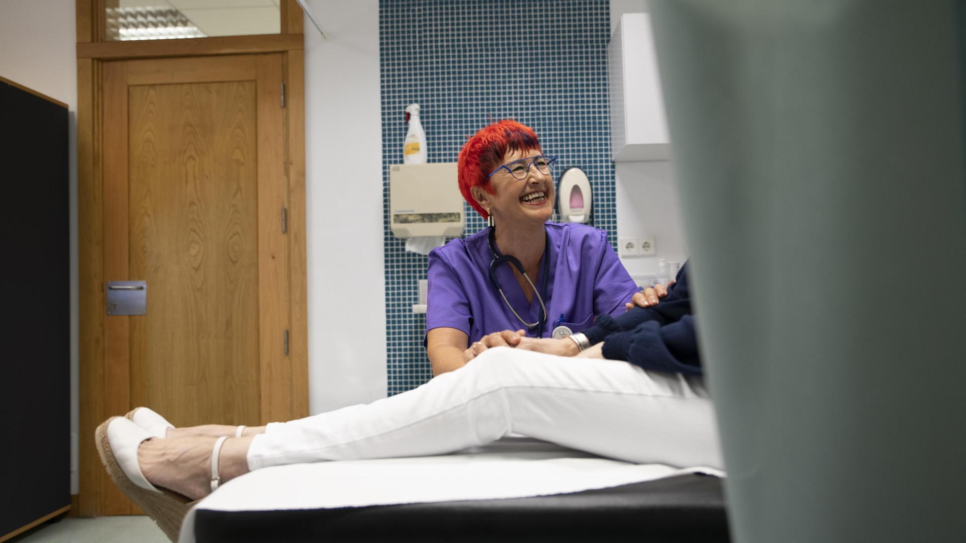 La exconsejera de Salud, Santos Induráin, vuelve a la consulta de Medicina de Familia.