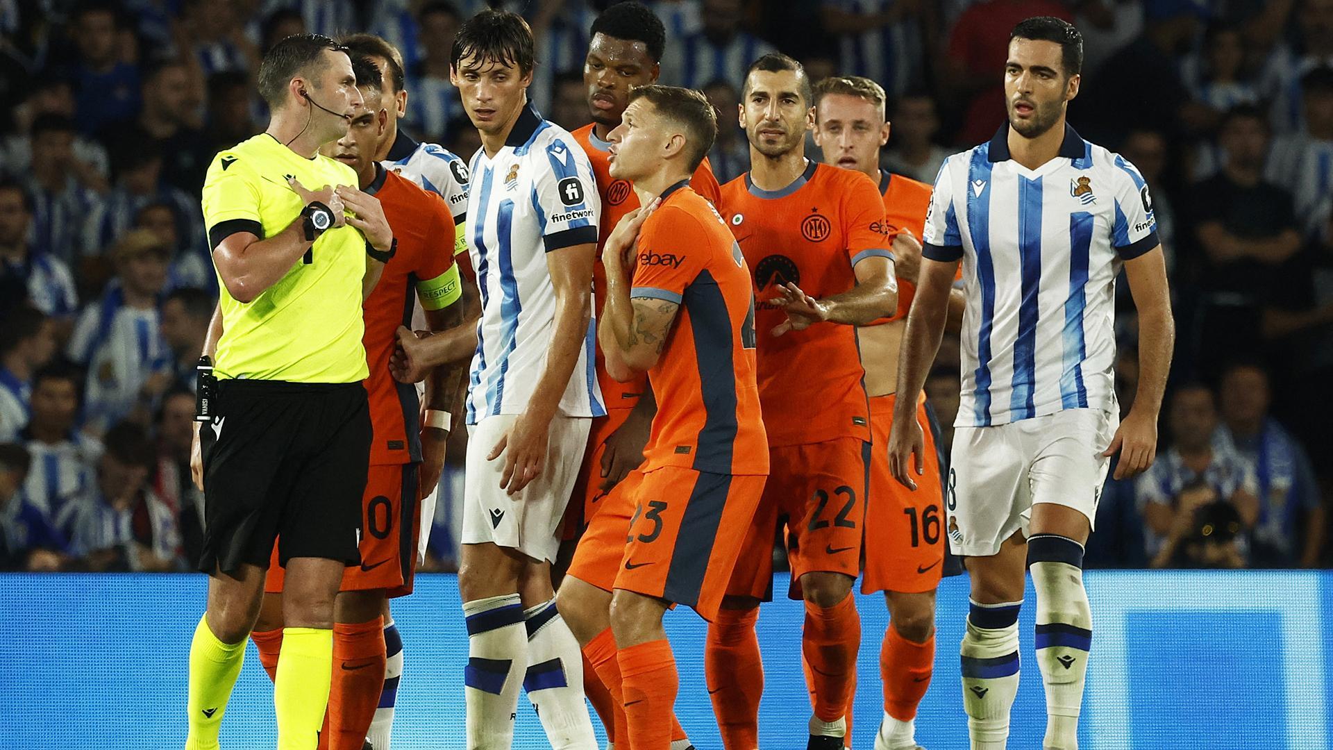 Barella reacciona tras ser expulsado con roja directa en una jugada que el VAR dejó en amarilla al italiano