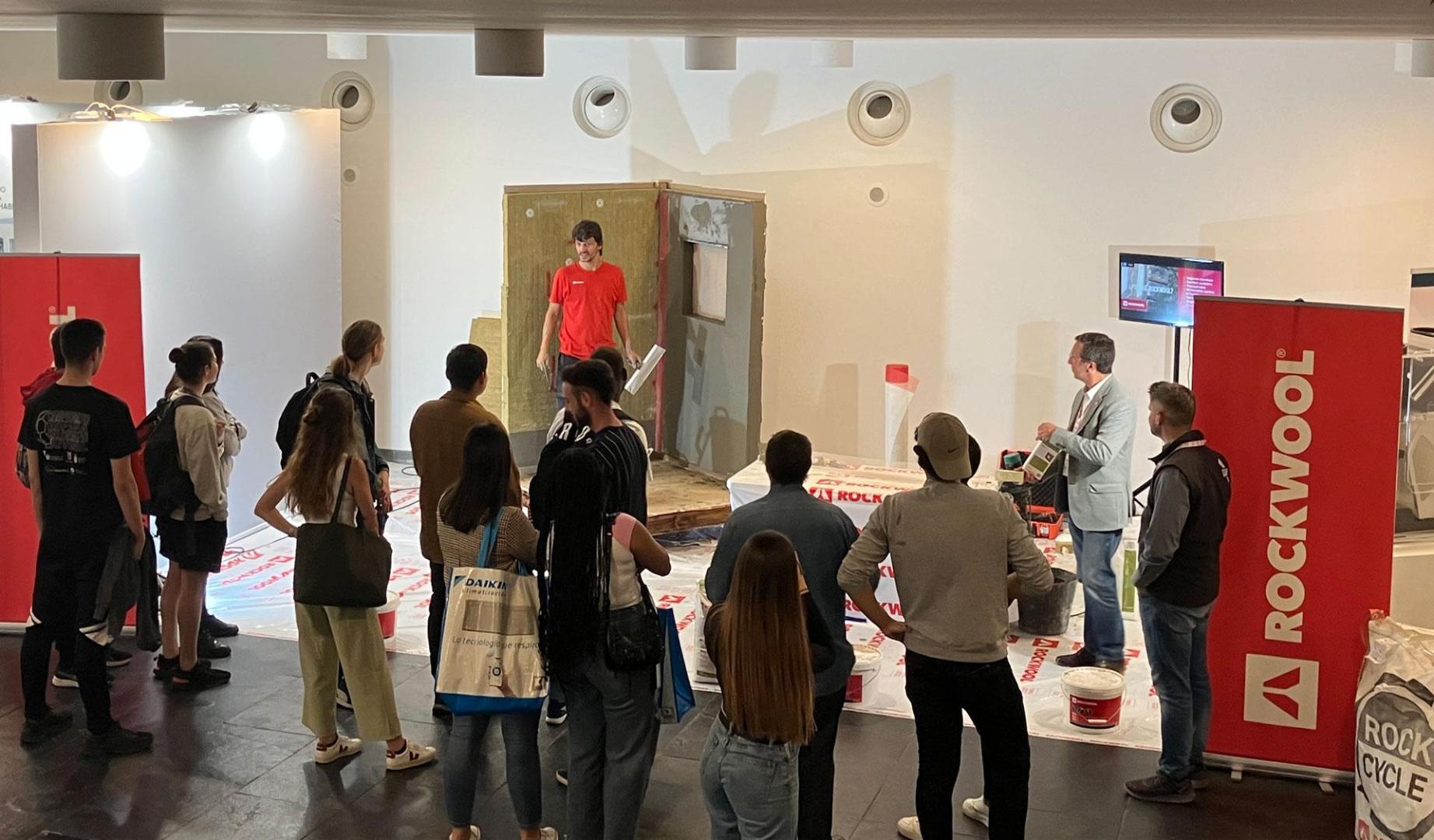 Taller práctico con alumnos de FP sobre la instalación del Sistema REDArt para fachada tipo SATE de Rockwool