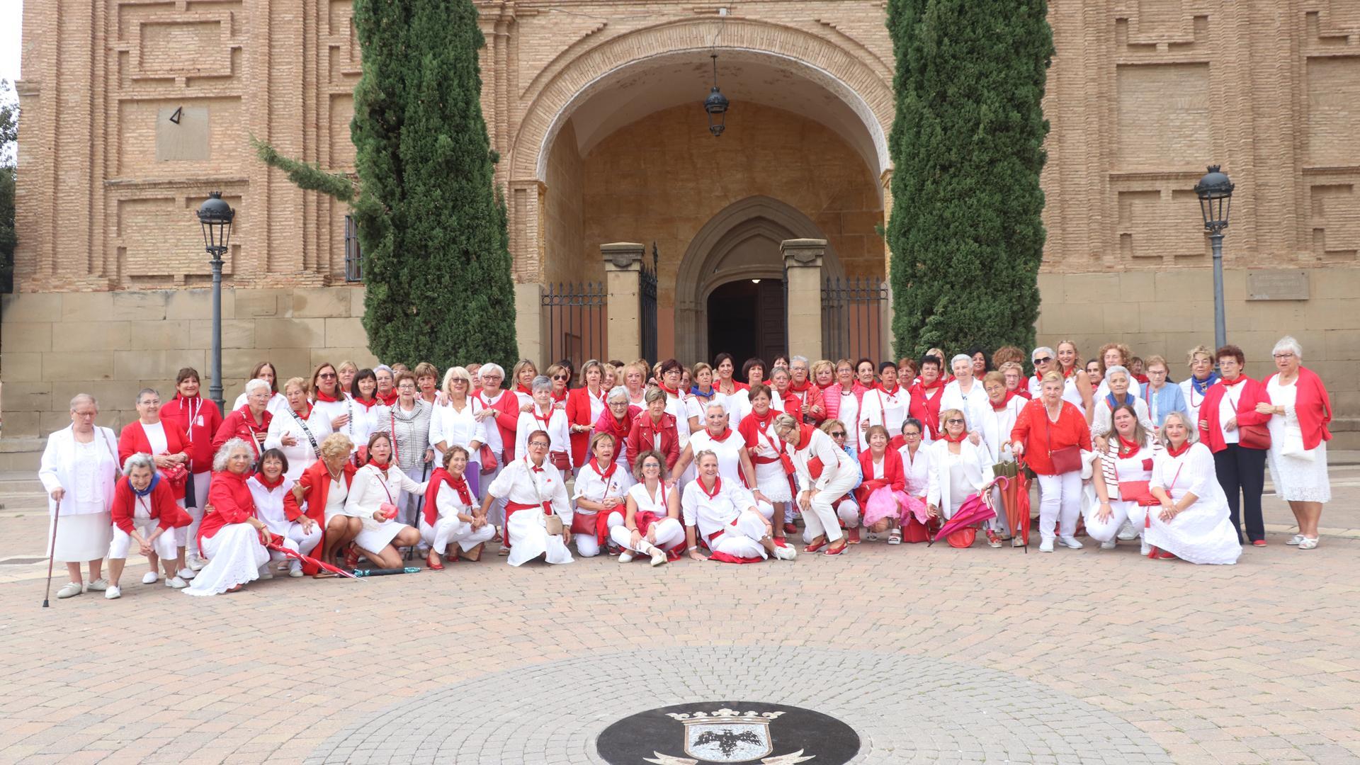 Las vecinas de Vilafranca que participaron ayer en la jornada dedicada a las mujeres dentro de las fiestas patronales de la localidad ribera