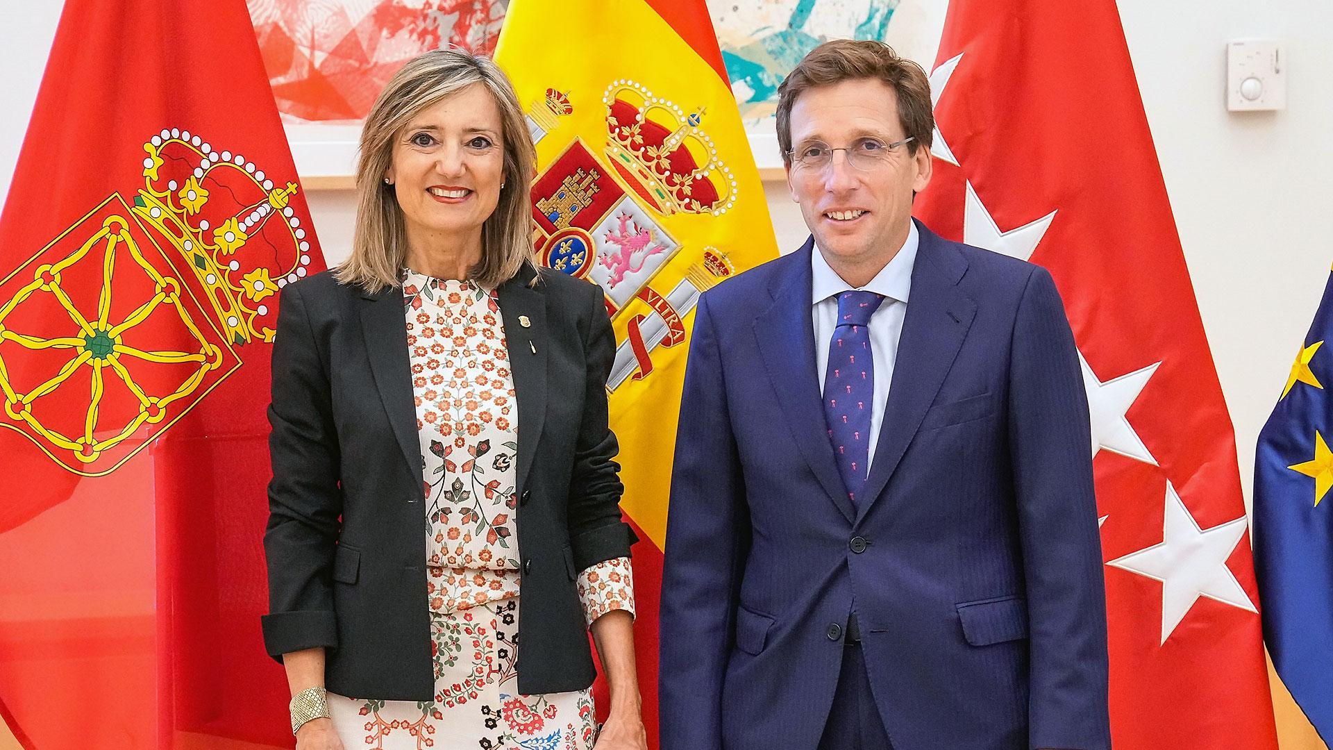 La alcaldesa de Pamplona, Cristina Ibarrola, y su homólogo en Madrid, José Luis Martínez-Almeida, durante la reunión de este viernes