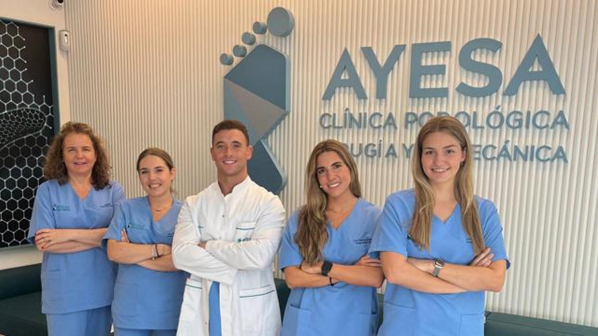 Javier Ayesa, con el equipo de la Clínica Podológica Ayesa
