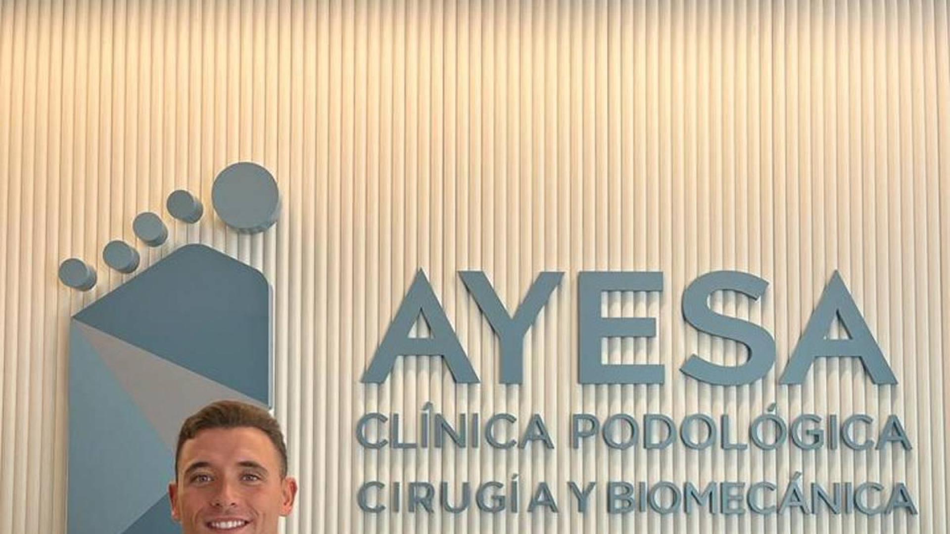 Javier Ayesa, en la recepción de la Clínica Podológica Ayesa