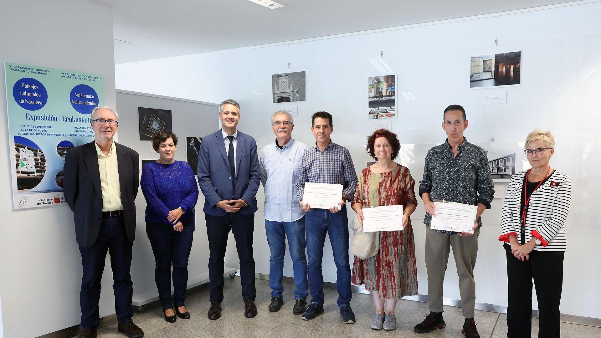 Ignacio Apezteguía, director general de Cultura - Institución Príncipe de Viana, junto a las personas galardonadas en el VI Certamen Fotográfico 'Paisajes con Memoria / Memoria duten Paisaiak'