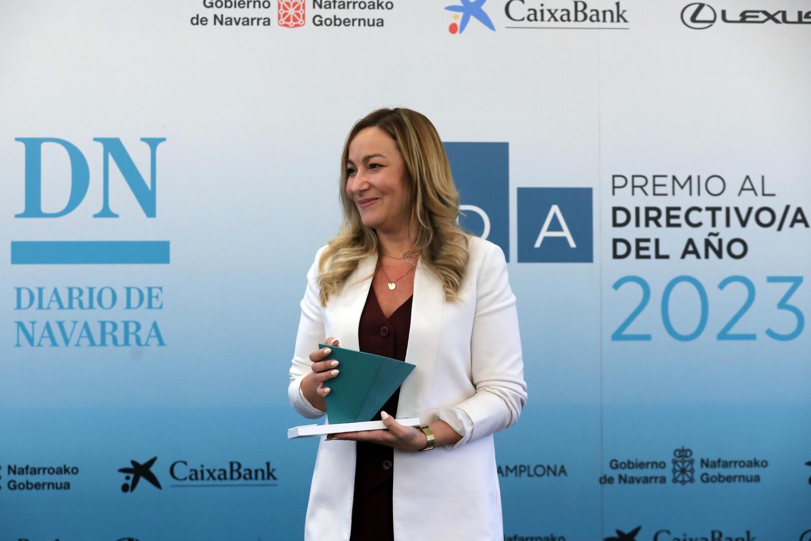 Raquel Gascó posa con el premio a la mejor directiva del año