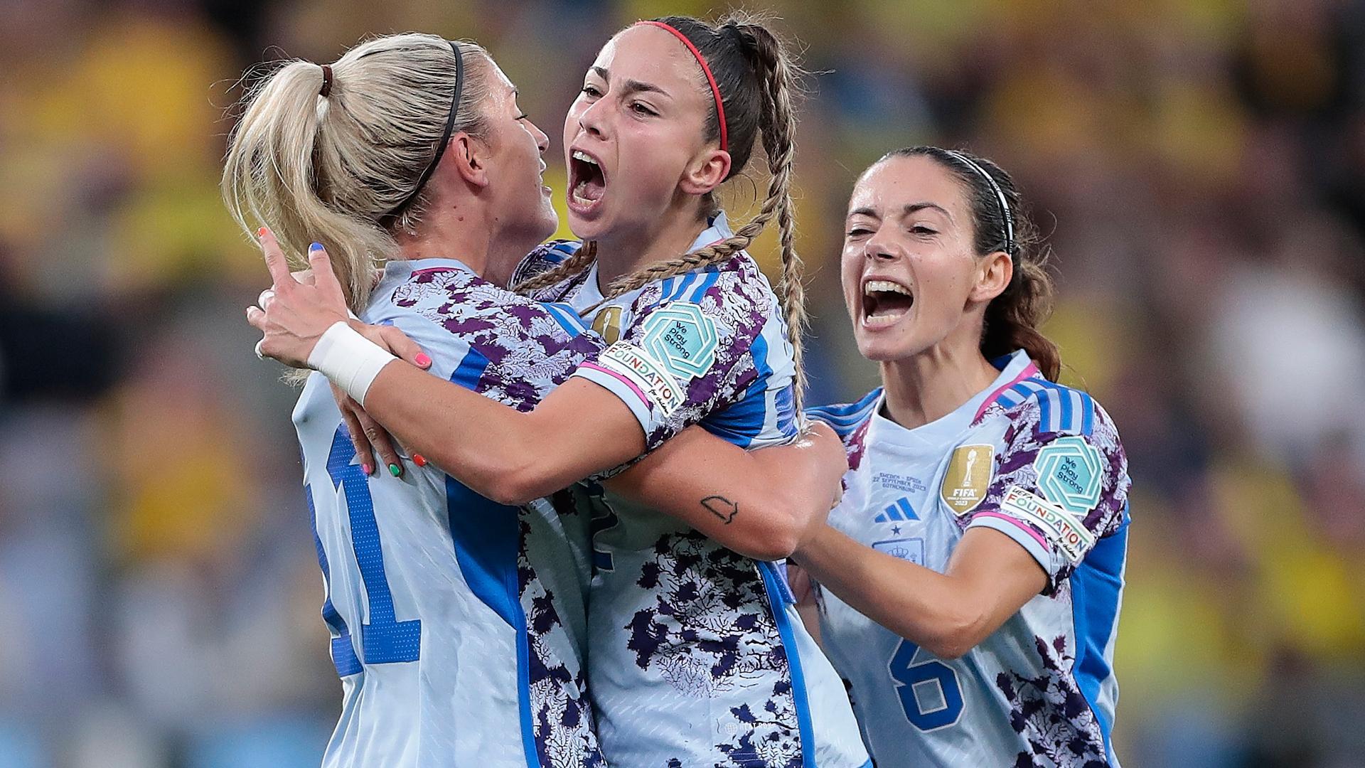 Athenea del Castillo celebra su gol con Alexia Putellas y Aitana Bonmatí