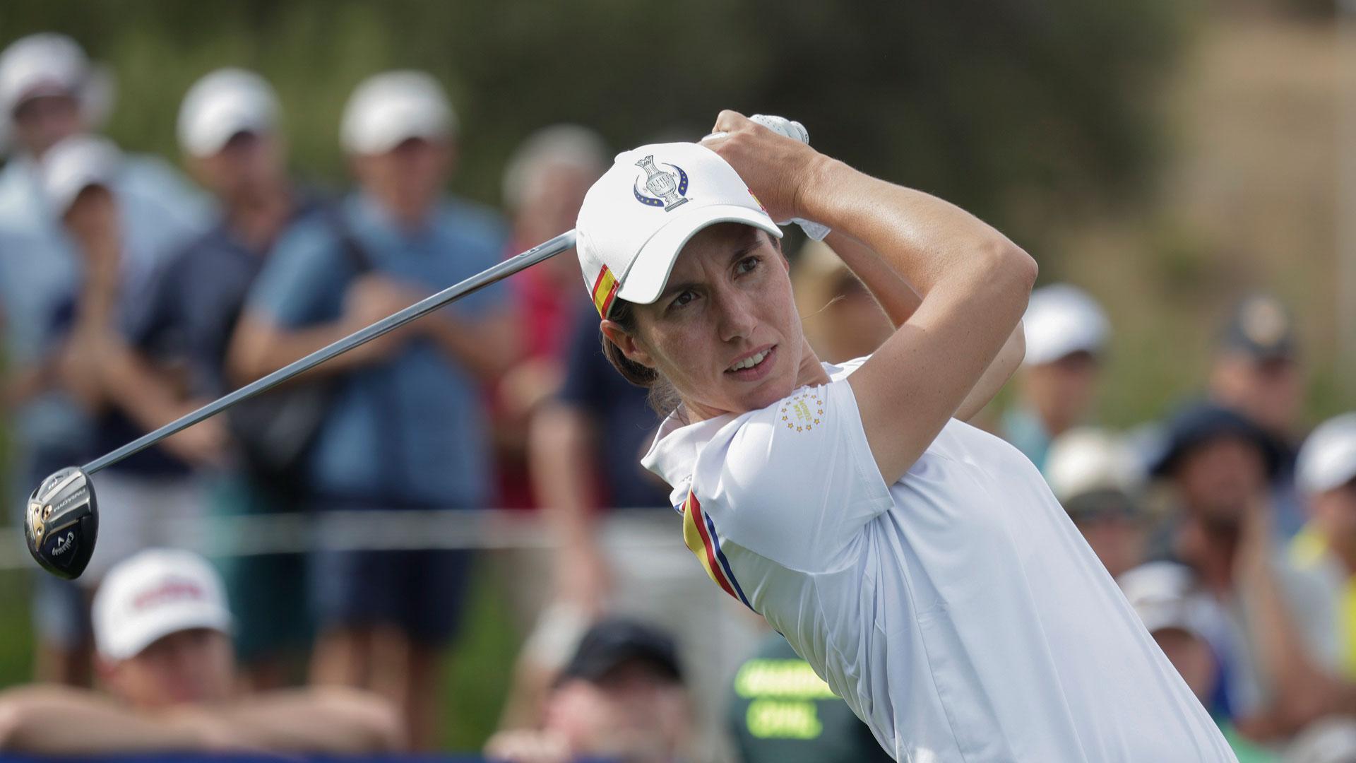 La golfista española Carlota Ciganda golpea su bola en la salida del hoyo 7 del campo de golf de la Finca Cortesin en Casares (Málaga), en la primera jornada del torneo SOLHEIM CUP de golf, donde se enfrentan los equipos europeo y americano.