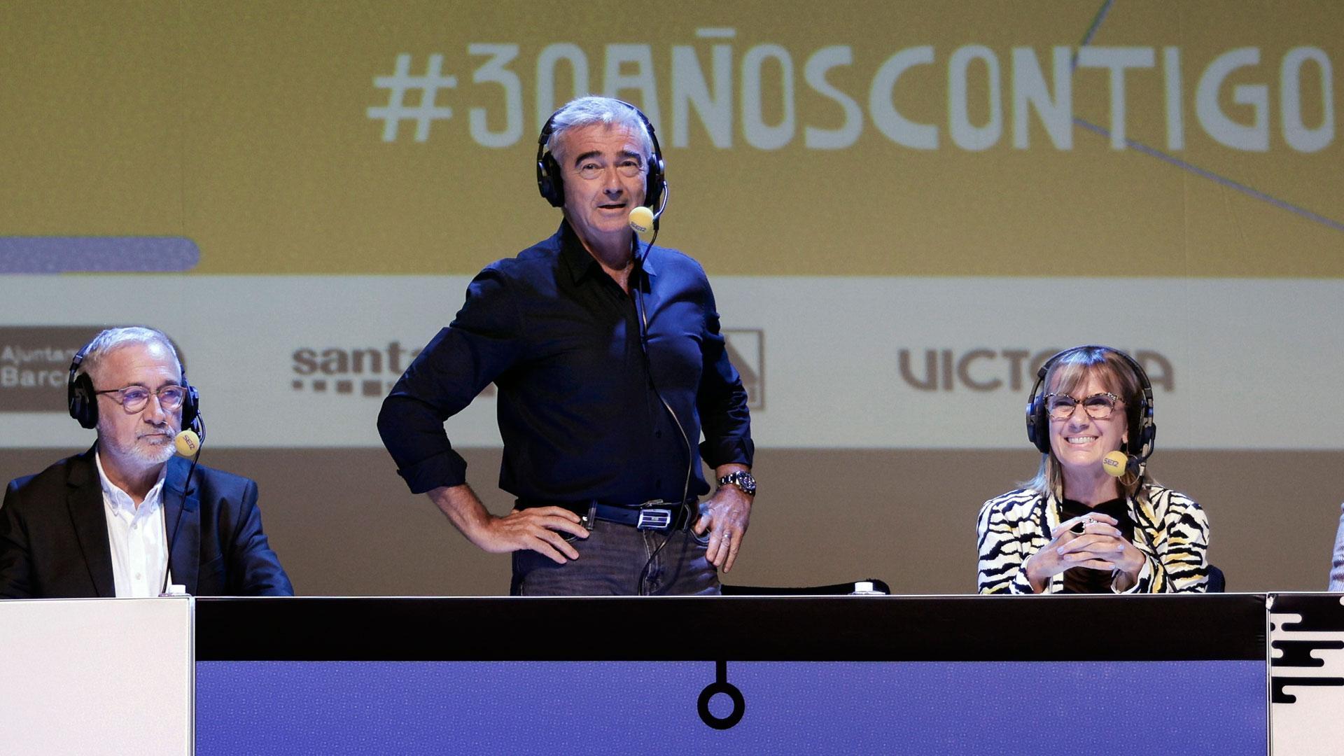 El programa 'La Ventana' de la Cadena SER ha recordado este viernes su 30 aniversario en una sesión especial con algunos de sus protagonistas, entre ellos su presentador actual, Carles Francino (c), y sus antecesores Xavier Sardà (i) y Gemma Nierga (d)