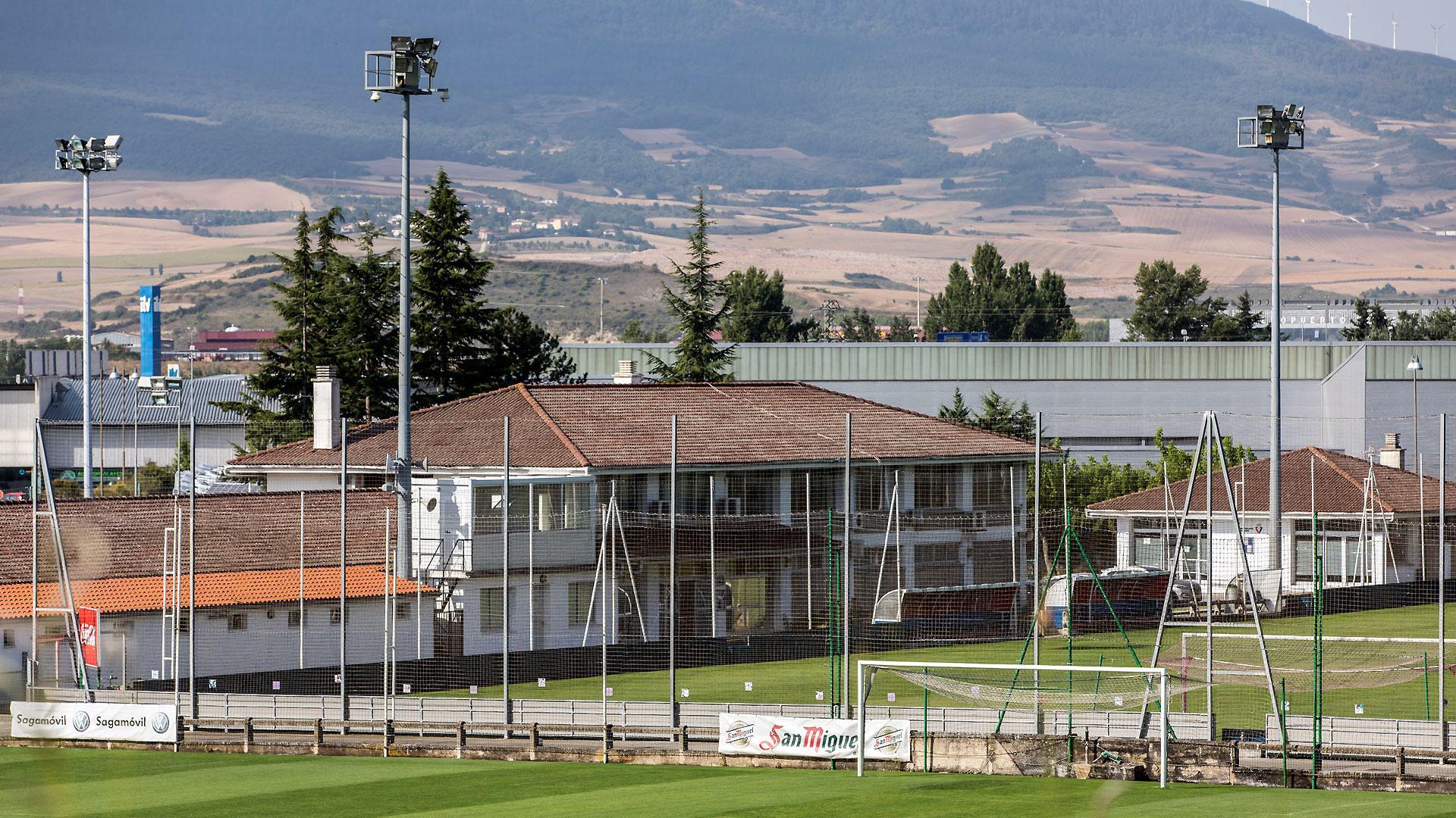 Vista general de las instalaciones del C.A. Osasuna en Tajonar, con el edificio de oficinas y vestuarios y los dos campos de hierba