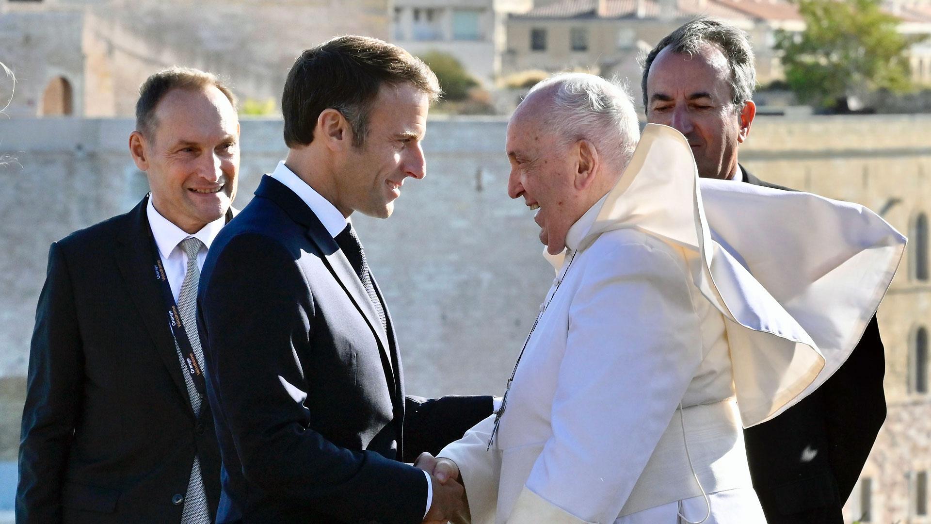 El Papa Francisco y el presidente francés, Emmanuel Macron, se saludan este sábado en Marsella