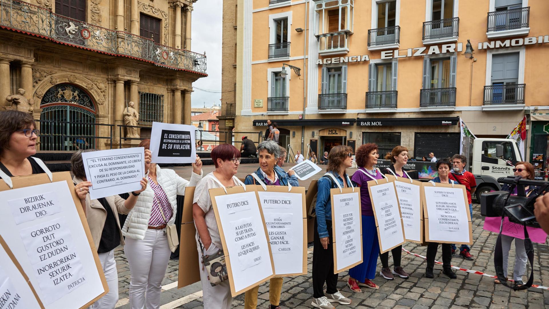 Concentración en Pamplona por la abolición de la prostitución con motivo del Día Internacional contra la trata y la explotación sexual