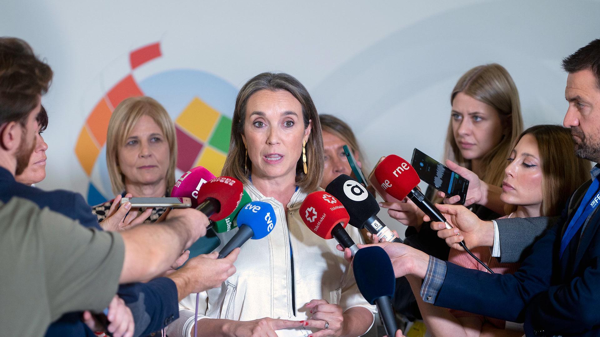 La portavoz del PP en el Congreso, Cuca Gamarra, atiende a los medios en el Congreso de la FEMP en el Palacio Municipal de Congresos de Madrid