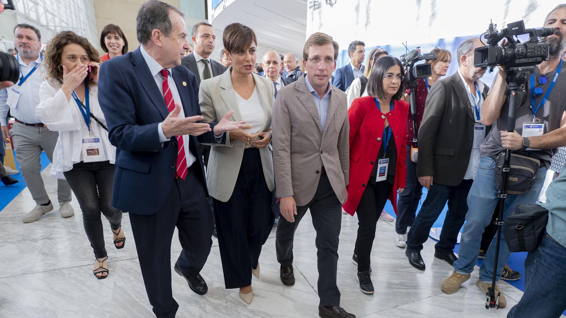 El alcalde de Vigo, Abel Caballero, la ministra portavoz del Gobierno, Isabel Rodríguez, el alcalde de Madrid, José Luis Martínez-Almeida y la alcaldesa de Las Palmas de Gran Canaria, Carolina Darias, llegan al congreso de la Femp en el Palacio Municipal de Congresos de Madrid
