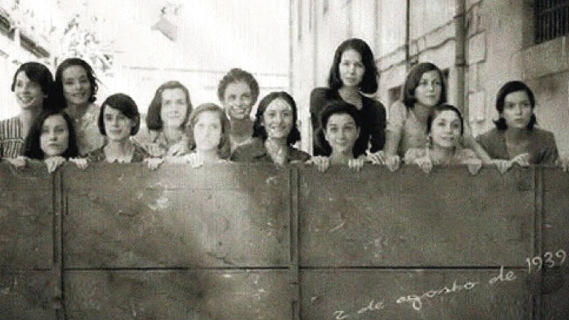 TRECE ROSAS EN PRISIÓN Carmen, Martina, Blanca, Pilar, Julia, Adelina, Elena, Virtudes, Ana, Joaquina, Dionisia, Victoria y Luisa tenían entre 18 y 29 años cuando las fusilaron el 5 de agosto de 1939. Cuatro meses después de terminar la Guerra Civil y por haber pertenecido a las Juventudes Socialistas Unificadas (JSU). Conocidas popularmente como ‘Las trece rosas’, fueron condenadas a muerte por un “delito de adhesión a la rebelión”. La mayoría eran modistas, secretarias y algunas aún carecían de profesión. Excepto Blanca Brisac, de 29 años y con un hijo pequeño, que pertenecía a una familia de Derechas y era pianista.