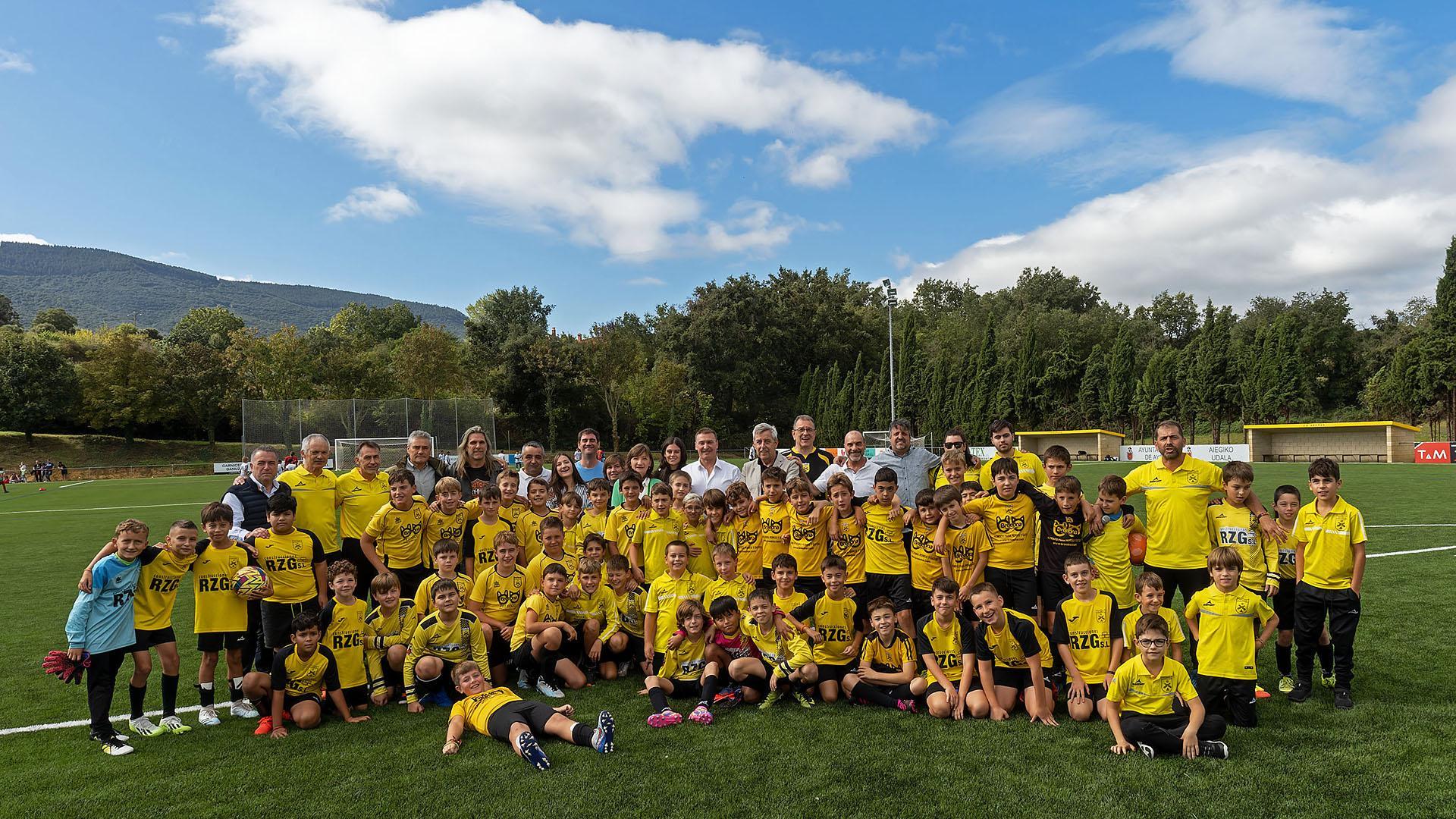 Parte de la cantera del Club Deportivo Arenas participó en un torneo que se celebró ayer y con el que se estrenó el nuevo césped