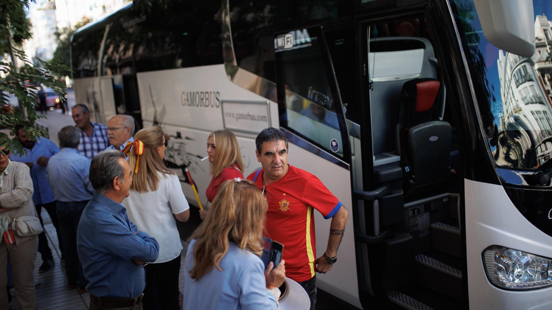 Un grupo de simpatizantes esperan a subirse al autobús que sale desde Madrid hacia la manifestación organizada por el PP