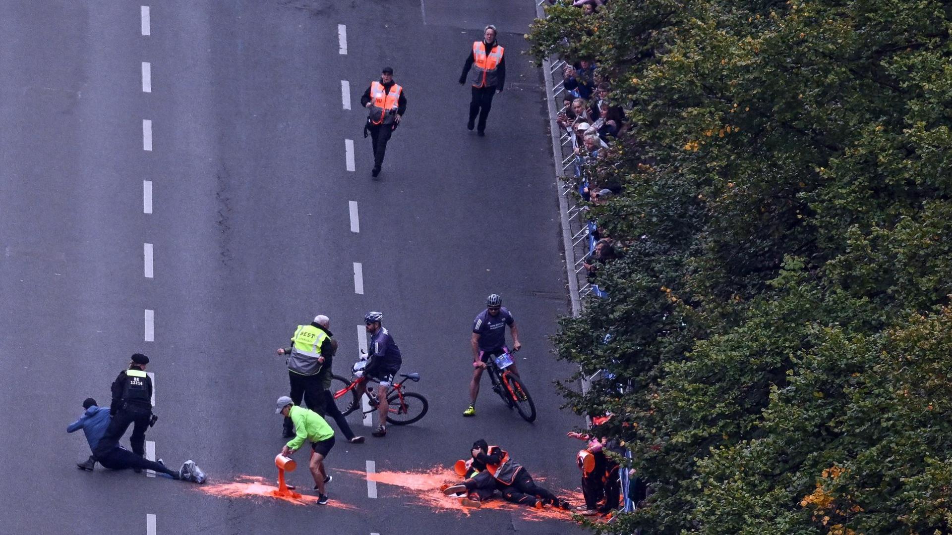 Activistas derramaron pintura sobre el recorrido de la carrera