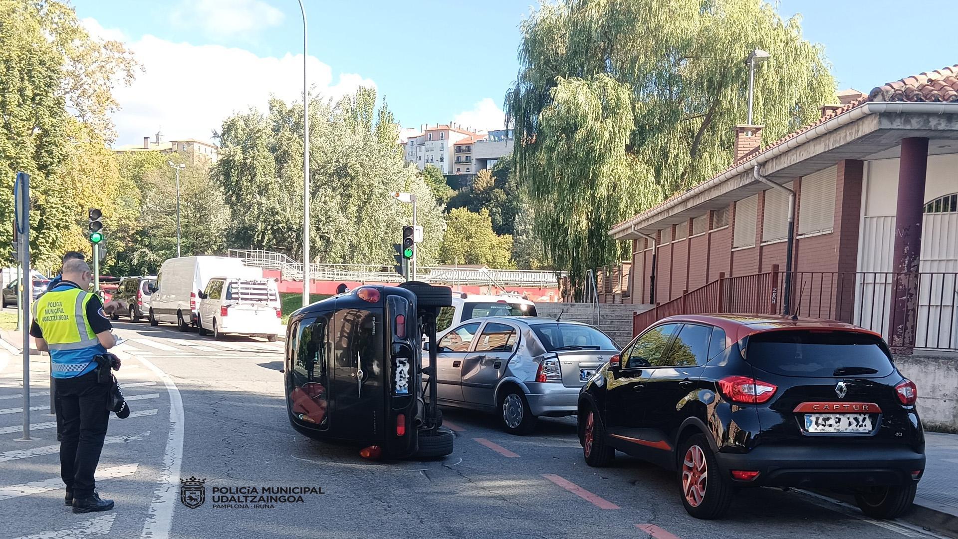 El vehículo acabó volcado sobre la calzada
