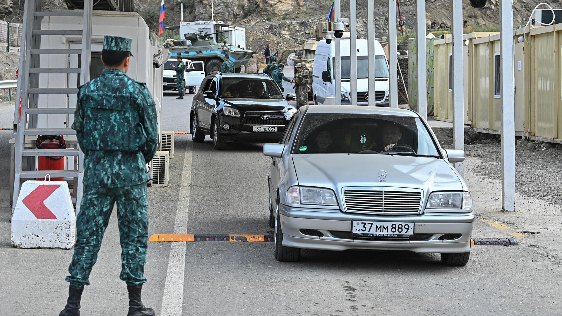 3.000 armenios étnicos han abandonado Nagorno-Karabaj a través del corredor Lachinsky, que conecta la región con Armenia, en Lachin, Azerbaiyán