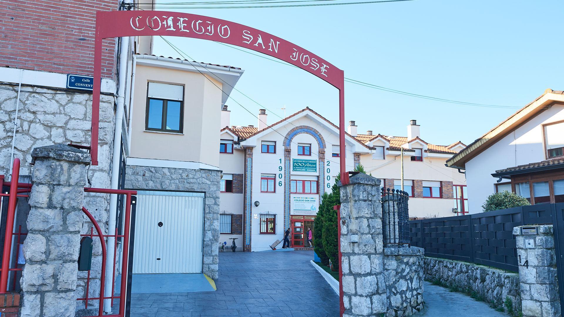 Colegio concertado San José de Astillero, en el que se ha denunciado la difusión de fotografías y vídeos de pornografía infantil y violencia, así como acoso a dos compañeros, en chats de estudiantes de cuarto de la ESO