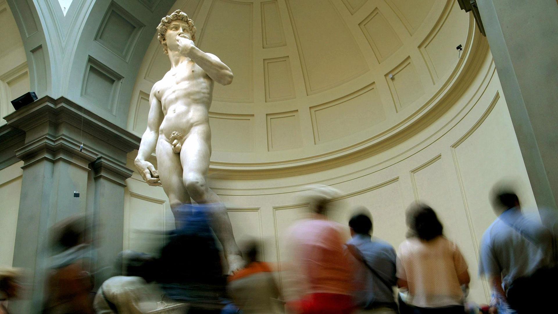 Imagen de archivo de decenas de turistas observando el 'David' de Miguel Ángel en Florencia
