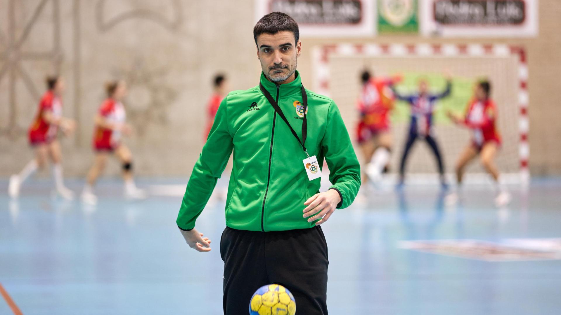 Miguel Etxeberria, en el Polideportivo Hermanos Induráin, antes de un encuentro de la Liga Guerreras Iberdrola