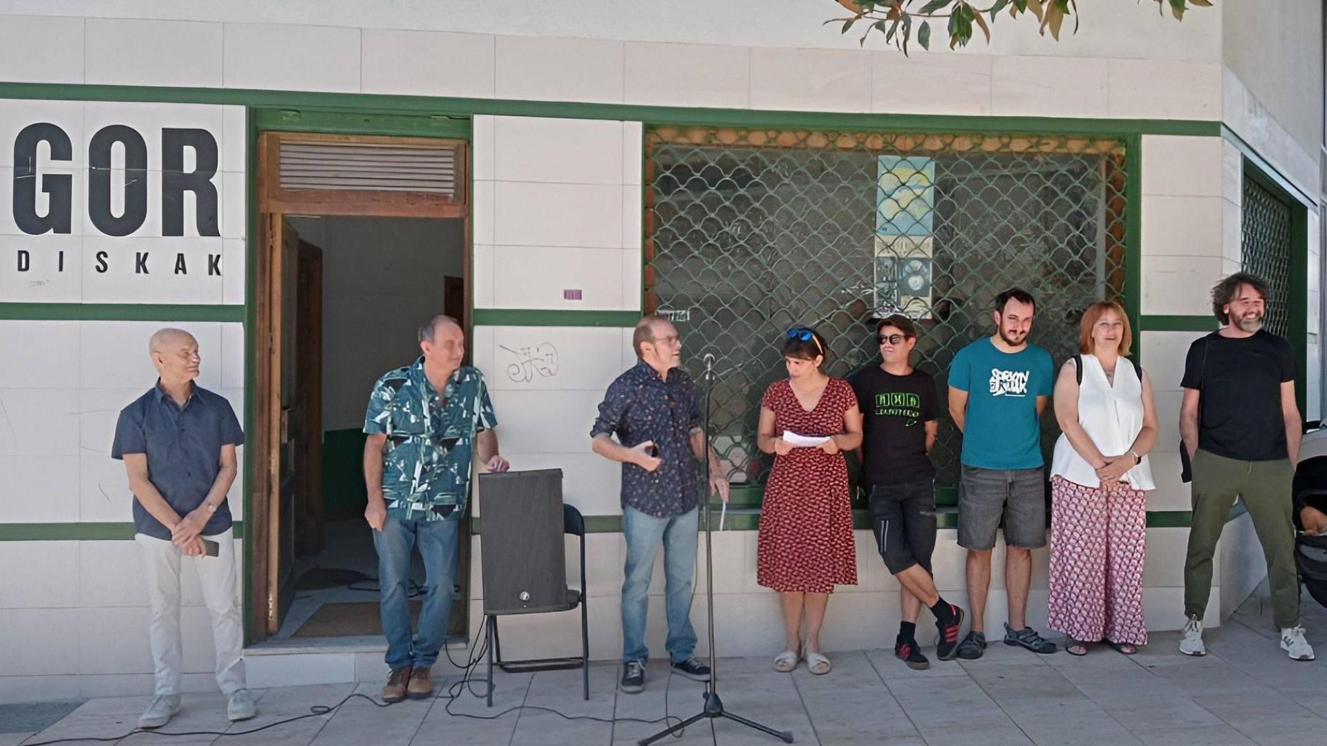 El día de la despedida de Gor Discos, el pasado 4 de septiembre. Desde la izquierda, Antonio Goñi Olóriz, Patxi Goñi Olóriz, Marino Goñi Olóriz, Jule Goñi Montero, Iñigo Goñi, Mikel Morrás Goñi, Orreaga Morrás Goñi y Gorka Urbizu Ruiz