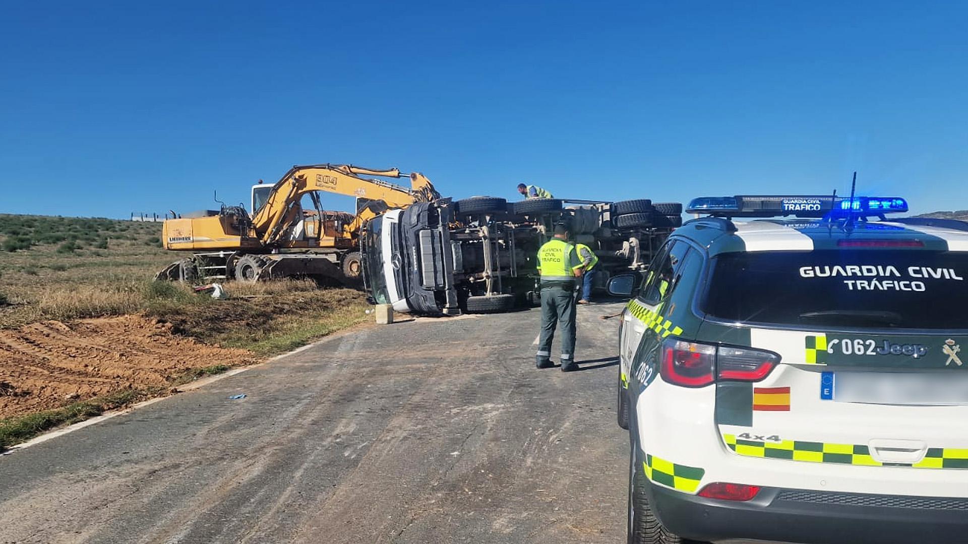Una patrulla de la Guardia Civil atiende el vuelco del camión en la NA-115 en Funes