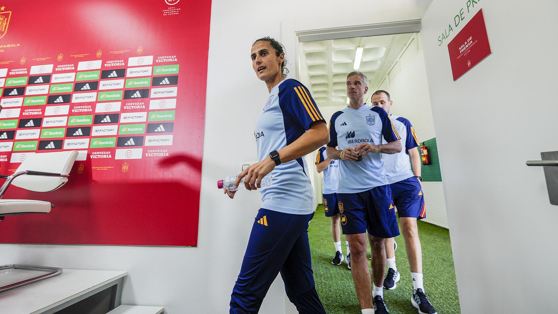 La seleccionadora Montse Tomé llega a la sala de prensa antes de la comparecencia previa al choque contra Suiza
